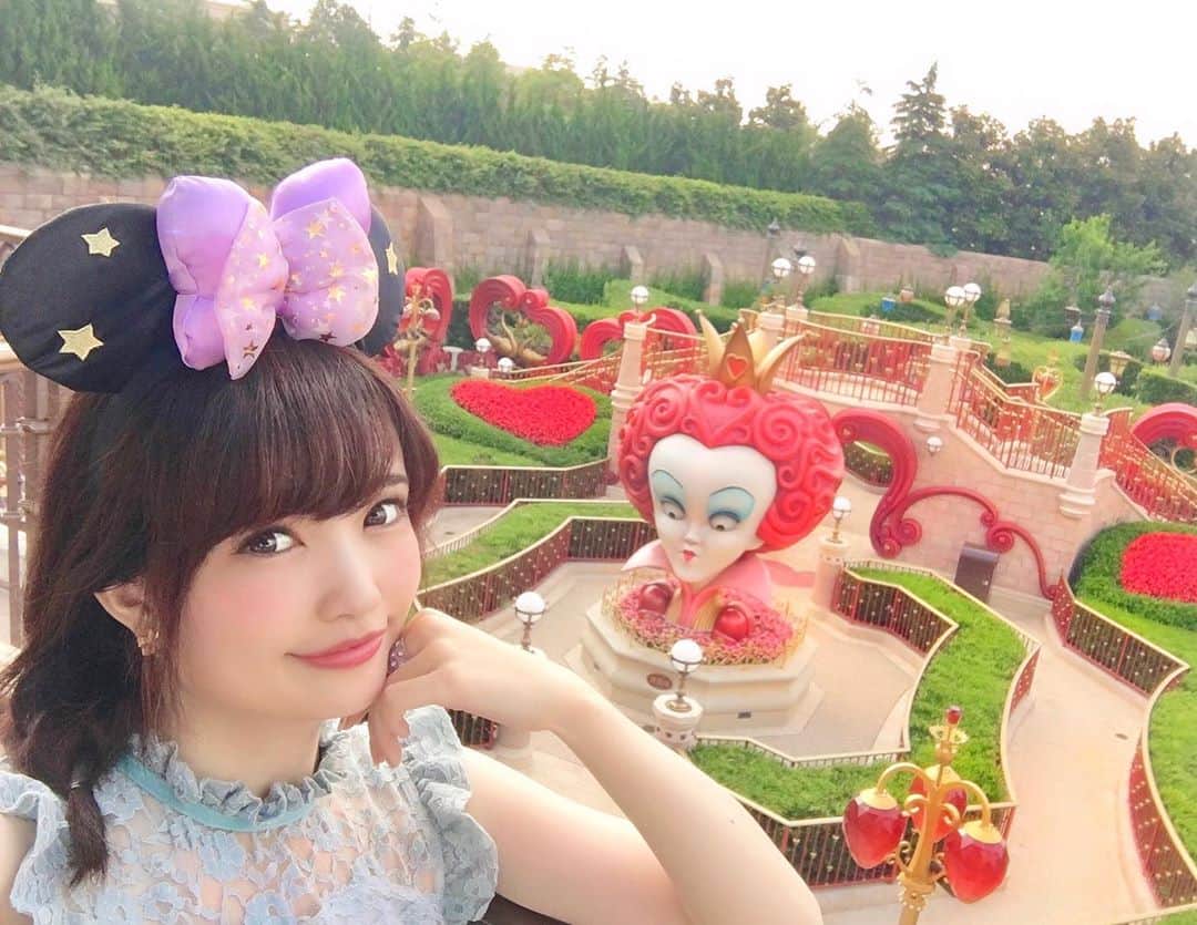 のインスタグラム：「🇨🇳上海ディズニーランドの思い出🏰﻿ ﻿ だーれもいない、﻿ Alice in wonderland maze(アリスの迷路)﻿ 独り占め感♥️﻿ ﻿ ﻿ 上海ディズニーランドのオフィシャルホテルの﻿ トイストーリーホテルに泊まったから、﻿ アーリーパークインの特典があって﻿ 開園のなんと、1時間前にインパ💕😋﻿ ﻿ 通常だったら人がいっぱい入ってて﻿ あちこちで写真撮ってるこの迷路も、﻿ まだ誰もいなくて貸切感✨﻿ ﻿ ﻿ #上海ディズニーランド#上海ディズニー#不思議の国のアリス#アリスインワンダーランドメイズ#アリスインワンダーランド#上海迪士尼乐园#上海旅行#タビジョ#ディズニーリゾート#ハートの女王#shanghai#tabijyo#shanghaidisneyland#上海mari」