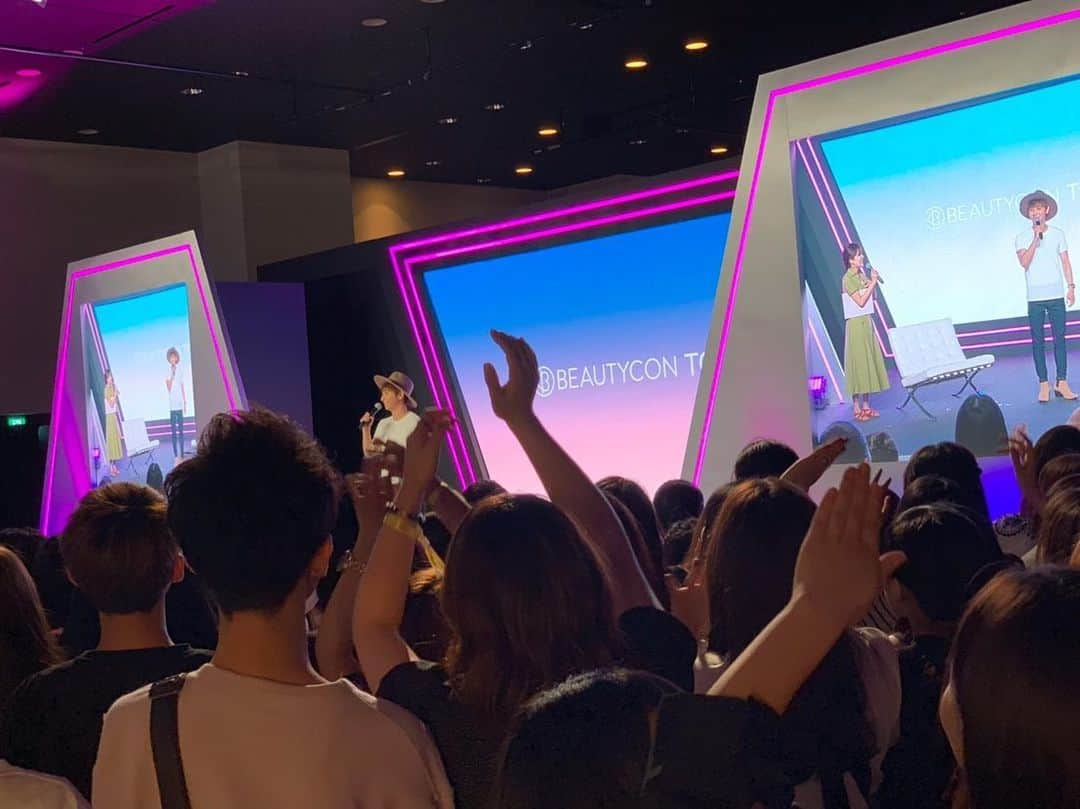 與真司郎さんのインスタグラム写真 - (與真司郎Instagram)「昨日は #Beautycontokyo に呼んで頂き、俺の美容&健康法をみんなに紹介させて頂きましたー！ 少しでも参考になったら嬉しいな！ みんなも自分なりの美容&健康法をみつけてみて下さい👍* * Thanks for having me #Beautycontokyo 😆 I talked about my health and skin care. Hope what I said  at the event will assist with your healthy life!! Please find your best way to be healthier!!! Persistence will pay off 100%👍👍👍😎* *  #何事も継続が大切 #あきらめずに続けてみよう😎」6月17日 15時03分 - shinjiroatae1126