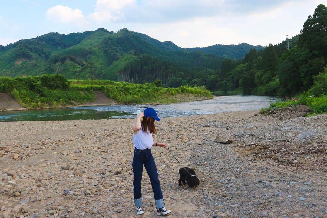 RENA さんのインスタグラム写真 - (RENA Instagram)「散歩🐶 ． 実家の目の前の川は蛍が出ます🌠 ． 水がキレイだからモップもサマーも喜んで入ります♪ ． さて、今朝宮崎から戻ってきました✈️ ． 本日もREP本校で皆と汗かきながら楽しい時間を過ごしたいと思います😊✨ ． ． ． #hometown #local #nature #dogs #散歩 #田舎 #宮崎 #旅女 #バックパッカー #スポーツ女子 #愛犬」6月17日 15時10分 - rena_flare