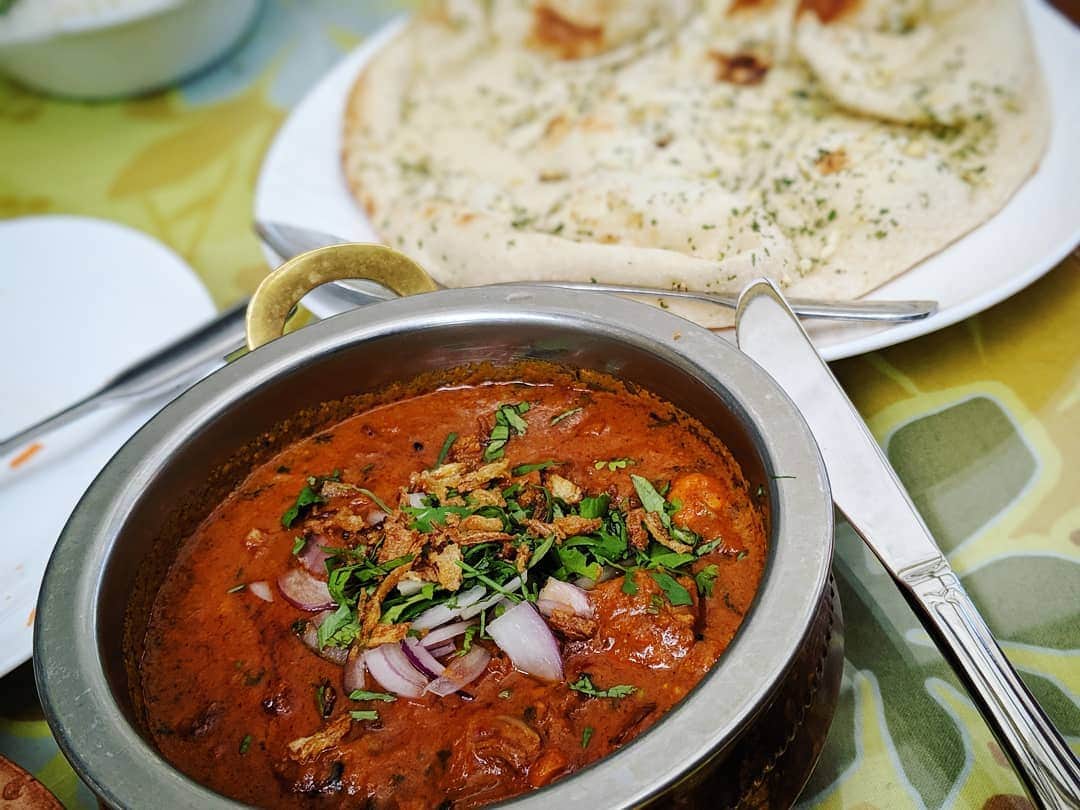 のインスタグラム：「最近ほんとカレーばっか食べてます。え？いつものことじゃないかって？本格インド系攻めてます。 さて夏ツアーもいよいよ来週末からスタート！まずは6/29新潟、7/5名古屋、7/13広島、7/15江ノ島と来ます。内容もどんどん詰めてますが、こないだのツアーとはまた違うものにしようかなと楽器倉庫を色々あさってます…お楽しみに！チケット一般発売も続々スタートしてるので要チェック♪ http://isogaisimon.net #磯貝サイモン #WTMSP #カレー」