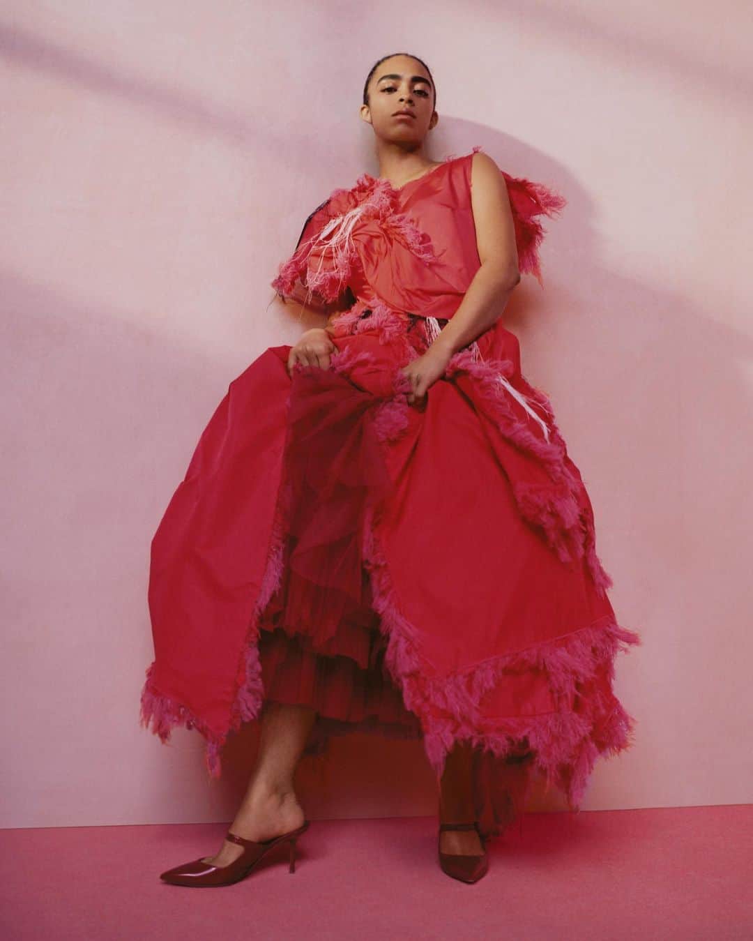 ルパートサンダーソンのインスタグラム：「As Seen On... | our Tosca Mules feature in @britishvogue | Styling by @sarrjamois | #AsSeenOn #Mules #MidHeels #RupertSanderson」