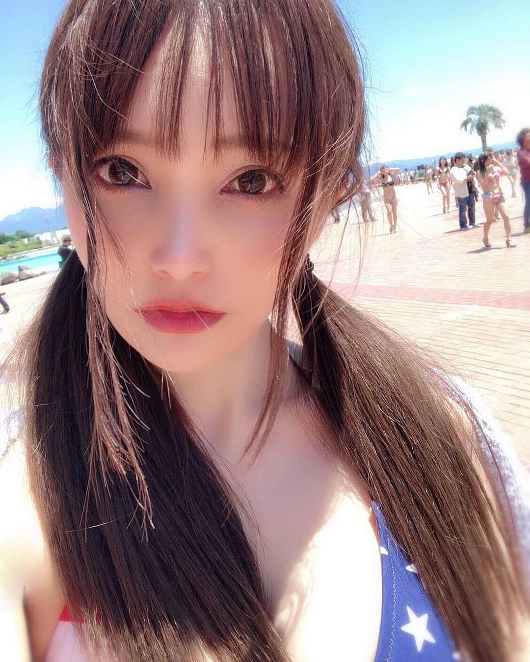 宇佐美あいりさんのインスタグラム写真 - (宇佐美あいりInstagram)「昨日めっちゃ晴れて良かった☀️しかし快晴すぎて野外撮影会10年以上ぶりでドライアイひどい事忘れてて目が開かなすぎてヤバかった😅風も強風でボサボサなブチャイクあいりん😹w #グラドル自画撮り部#섹시#sexy#cute#エロカワ#お姉さん#谷間#巨乳#胸#fカップ#おっぱい#水着#ビキニ#ヤングチャンピオン#はなまる撮影会#撮影会#プール撮影会#ドライアイ#日差し#目が開かない#真顔#japanesegirl#instadaily#instalike#igers #selfie#instagood#pleaselike#pleasefollow#followme」6月17日 15時23分 - airi.usami_official