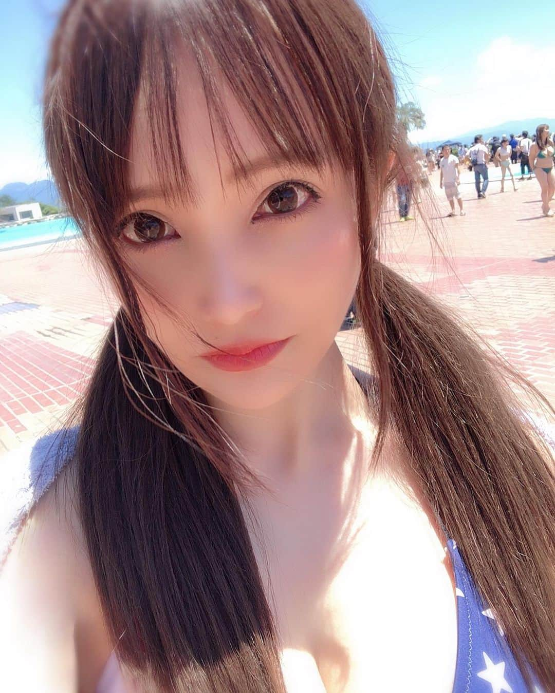 宇佐美あいりさんのインスタグラム写真 - (宇佐美あいりInstagram)「昨日めっちゃ晴れて良かった☀️しかし快晴すぎて野外撮影会10年以上ぶりでドライアイひどい事忘れてて目が開かなすぎてヤバかった😅風も強風でボサボサなブチャイクあいりん😹w #グラドル自画撮り部#섹시#sexy#cute#エロカワ#お姉さん#谷間#巨乳#胸#fカップ#おっぱい#水着#ビキニ#ヤングチャンピオン#はなまる撮影会#撮影会#プール撮影会#ドライアイ#日差し#目が開かない#真顔#japanesegirl#instadaily#instalike#igers #selfie#instagood#pleaselike#pleasefollow#followme」6月17日 15時23分 - airi.usami_official