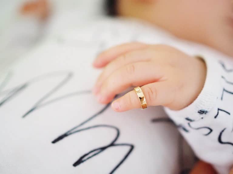 HALCALIのインスタグラム：「@nenenowa.babyring さんから素敵なプレゼントをいただきました♡もうすぐ1歳になるむすめ、人生初めての指輪💍  手書きの刻印が入れられるということで、むすめのひい👵🏻ひい👴🏻ひい👵🏻に一文字ずつ書いてもらいました❣️手書きのぬくもりがしっかりと刻印され、誕生石まで入ってとっても素敵〜🤤 起きてる時に付けたらパクり！ってされそうなので、寝ている時にこっそり🤳指がむちむちすぎてファランジリングになった😂  可愛い箱にメッセージカードも付いてるから、大きくなったらネックレスにしてプレゼントしよう❣️ @yurihanamori さんちのカメ吉くんの写真も入ってたよ♡カメ吉くんの指輪はお兄ちゃんが書いたんだって☺️それもいいよね〜🤤勿論両親が書くのも、イラスト入れたりするのも可愛いんだろうなー😌  #nenenowa #babyring #tsuzuri #firstbirthday #birthdaypresent #1歳バースデー」