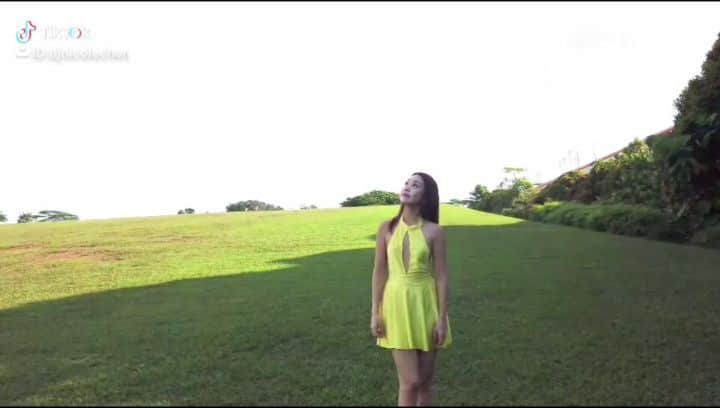 Nicole Chenのインスタグラム：「Run! Follow me on TikTok #skychallenge #run #skytransition #funny #runmeme #run #meme #videoediting #tiktok #premierpro」