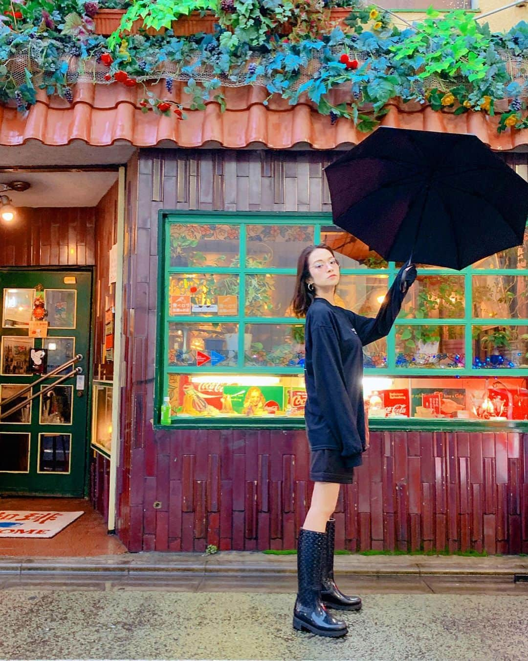 大森美知さんのインスタグラム写真 - (大森美知Instagram)「晴れると気分も楽しい。雨の日も楽しく おしゃれしたくて、おきにいりの長靴で 全身まっくろだけど気分は最高よ〜❤️ #みちふく  ____________________________ tops @windandsea_wear  pants @zara  bag @tasinami__official  rain boots @louisvuitton ☂️ セブンイレブン ____________________________ #タグ付け 🏷 #私服 #雨の日 #レインブーツ #ootd」6月17日 15時28分 - michi_oomori_official