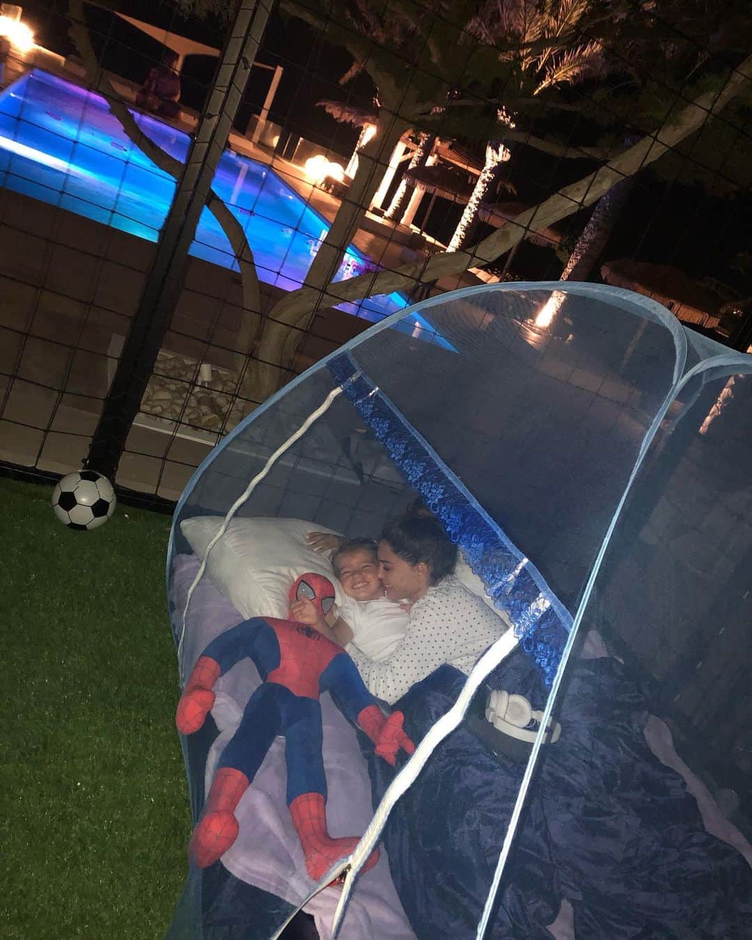 ヨランテ・ヴァン・カスベルヘンのインスタグラム：「💕🌠⛺️😴」