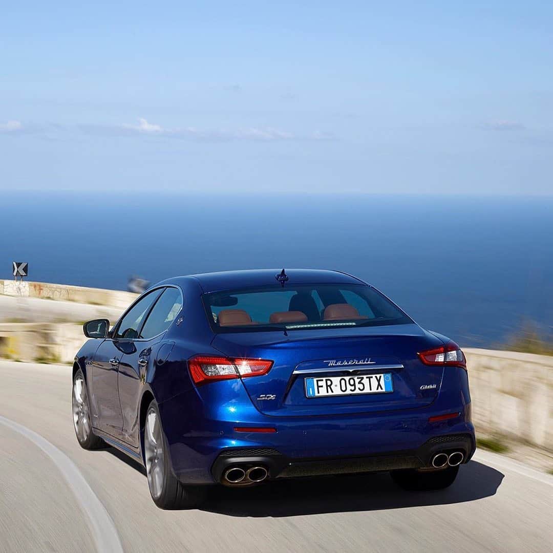 Maserati Japan | マセラティ ジャパンのインスタグラム：「潮風に誘われてギブリで海岸までドライブ。輝かしい夏はすぐそこまで来ています。 #Maserati #マセラティ  #MaseratiJapan #マセラティジャパン #Ghibli #ギブリ」