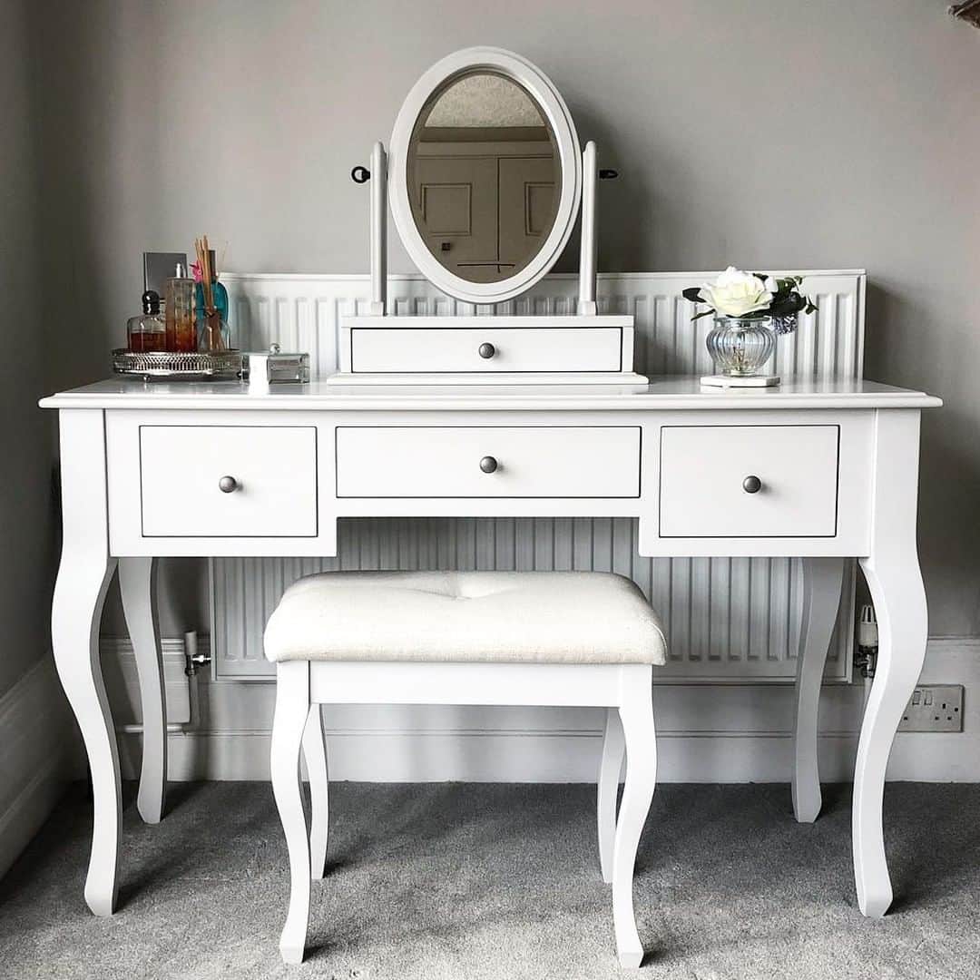 ローラアシュレイのインスタグラム：「Get ready to face the week in style #MondayMotivation Enjoy an extra 10% off all home sale now! 📷 by @travelsof5_at_home」