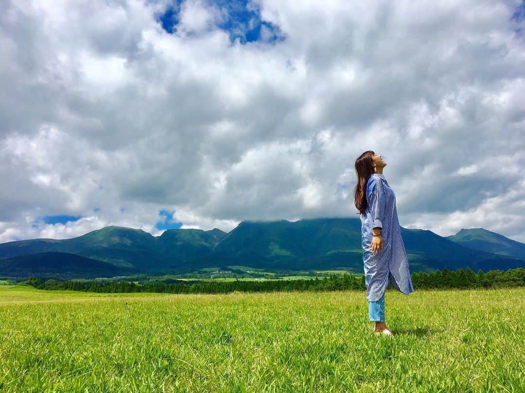 常盤よしこさんのインスタグラム写真 - (常盤よしこInstagram)「今日もいい天気。暑い。 梅雨はいずこへ。 そんな今日、さんさんラジオは2400回。 リスナーの皆さんいつもありがとうございます。  先日の大分。 バックはくじゅう連山。  美しい。  #さんさんラジオ#rkkラジオ#祝2400#6年早いな#くじゅう連山#緑に癒される」6月17日 15時54分 - yoshiko.tokiwa