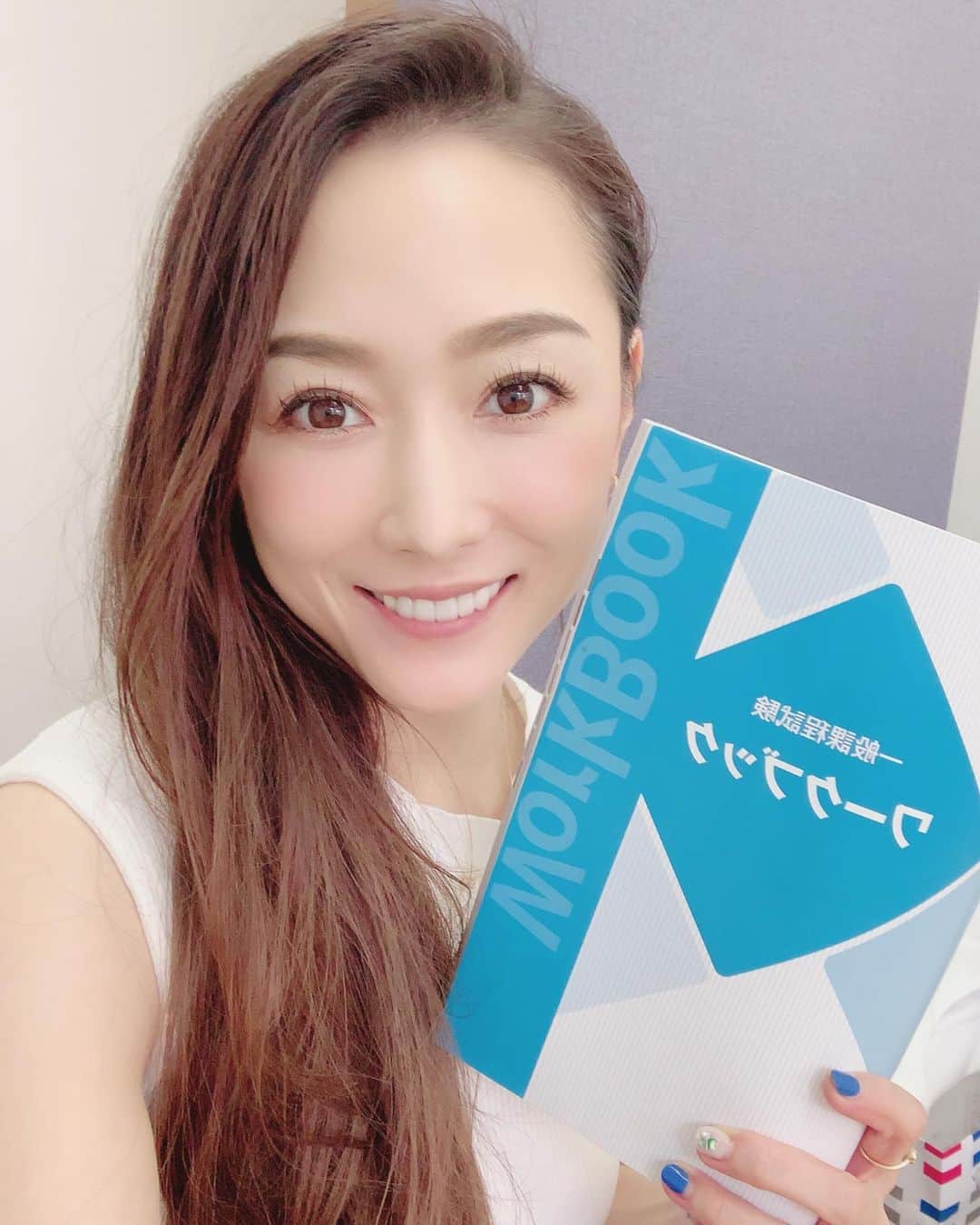 のインスタグラム：「あるお仕事の為、ある試験に向けて勉強ちぅ。。。 . 頑張るぞ〜！！！ 何年振りだろぅ。。。勉強🤣🤣🤣 . #試験  #勉強 #杏さゆり #SayuriAnzu」