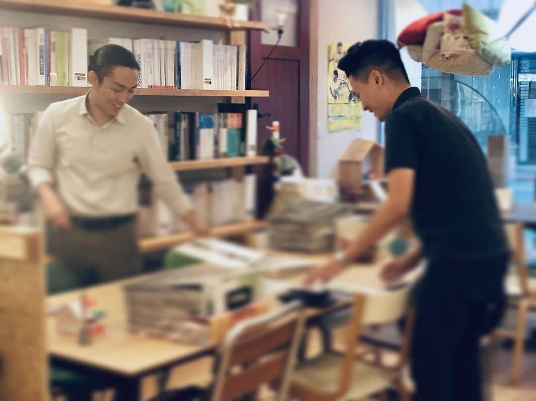 crie style クリエすずき建設のインスタグラム：「お久しぶりです、広報 丸山の 「こっそりパシャリシリーズ」📷 今回のパシャリは、仲良く談話する 【営業部 首藤×工事部 金子】。 珍しく柏ショールームにてお客さまと打ち合わせ のあった本社勤務の金子と、ショールーム勤務の首藤。 クリエの若き両エースの二人を写真に 収めることに成功👏  部署は変われど、年齢も近い二人は本当に仲が良く、『アオハル』な雰囲気を醸し出しているような。 切磋琢磨できる “仲間” がいるって、幸せです( ˘ω˘ ) (広報 丸山)  #営業部#工事部 #プロデューサー#マイスター #エース#切磋琢磨#アオハルかよ #クリエのイケメンズ #crie_style #クリエ #楽しく人生をデザイン #クリエすずき建設 #注文住宅 #平屋 #リノベーション #リフォーム #バリアフリー #ユニバーサルデザイン #住まいづくり #まちづくり #柏スーパー流しそうめん #UDC2 #ウラカシ百年会 #柏市 #柏 #kashiwa」
