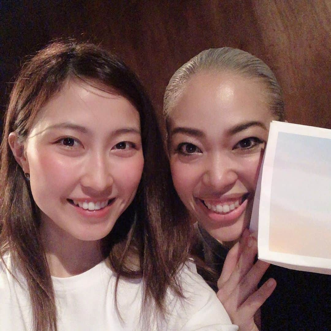 平川はる香のインスタグラム：「. ダンサーの直子さん @883vene705 の企画・出演の『＆』観てきましたー！☺︎ . 人間の肉体って美しいなって。 何よりアートでした👏 直子さんにも久々会えて嬉しかったですー🥰 . . さてさて、わたしはきょうから小屋入り🕊 明日は初日だーよー . . . #P企画#アトリエ第q藝術 #写真でも伝わる直子さんの躍動感」