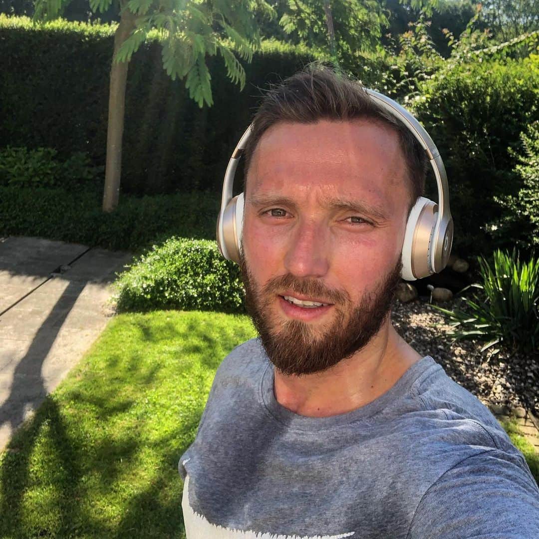 マルコ・ヘーガーのインスタグラム：「After a morning-run🏃🏻‍♂️ into the new #week @fckoeln @nike @beatsbydre  Thanks @max_weuthen 😜💦 #run #monday #morning #preparations #sports #effzeh #blessed #fc #köln #mh6 #liebedeinestadt #team #together #beats」