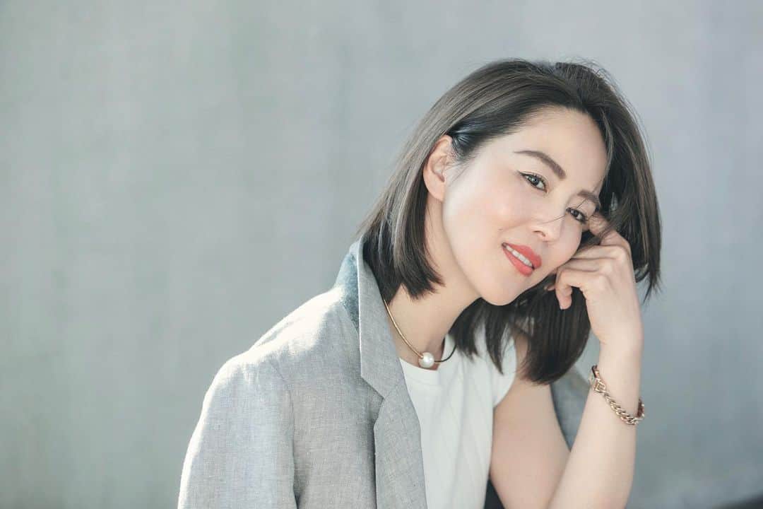 のインスタグラム：「【大人っぽさと今っぽさを両立するのは、ちょっとの強い色“白Tのマンネリ感は色アイライナーで攻略する】 @veryweb.jp 7月号 photo: @mogamiyumiko  model: @rikuka.62  hairmake: #川村友子 氏 composition: @ayayayaberry  #mywork ※詳細は誌面にて」