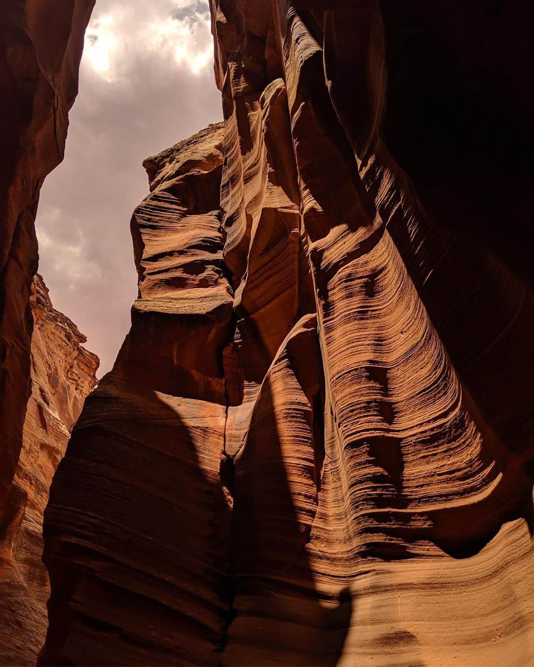 Joeさんのインスタグラム写真 - (JoeInstagram)「見る角度によって異なる表情を見せるアッパーとロウアーの2つに分かれた「アンテロープキャニオン」。神秘的な光が差し込む洞窟を抜けると、雨風に削られてできた狭い赤茶色の砂岩の姿が。今回の旅で一番楽しみにしていたアンテロープキャニオン 。言葉では言い表せない最高の経・体験でした。 #AntelopeCanyon #アンテロープキャニオン #Arizona #Sedona #Pixelで撮影」6月17日 16時36分 - joe_tokyodandy