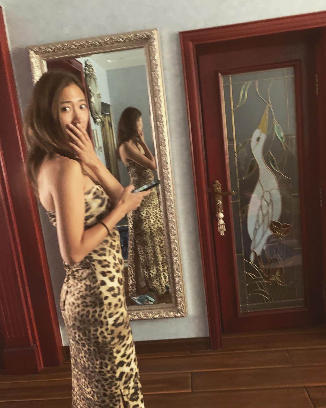 白雪のインスタグラム：「Mom's old clothes🐆🖤 4枚目はママに筋肉自慢中。 #secondhand #母のお古 #豹柄」