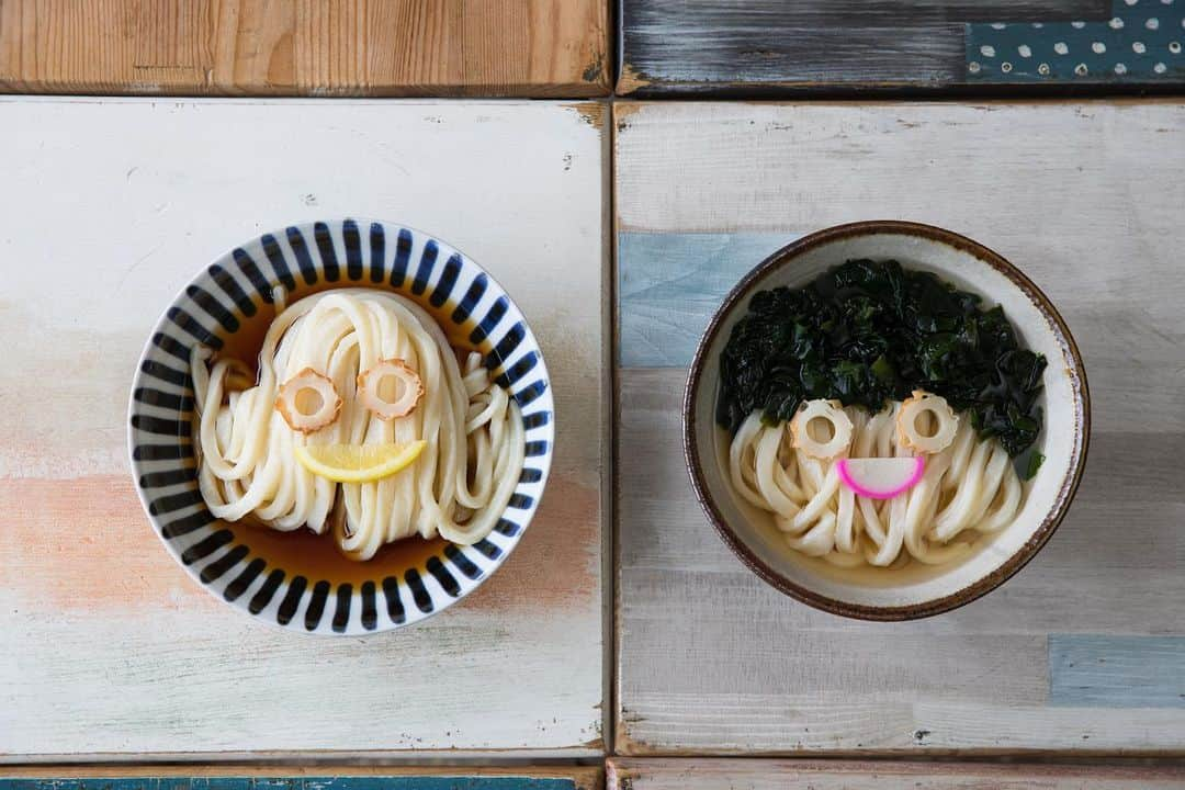 ことりっぷさんのインスタグラム写真 - (ことりっぷInstagram)「香川といえばやっぱりうどん。コシのある麺にツルリとした喉越し、いりこだしが香る素朴な味わいが魅力です。﻿ ﻿ 「うどんや カマ喜ri」で味わえるのは、ちくわを目に、レモンや蒲鉾を口に、わかめを髪にと、薬味や具材を顔のパーツに見立てて提供する「スマイルうどん」。﻿ 釜たまなど約7種類のメニューでキュートなうどんを味わえます。﻿ その見た目とは裏腹に、麺は太く、むっちりと弾力のある食感で、地元産いりこやアゴを加えた甘みのあるだしとも好相性。﻿ ギャップに満ちた一杯をぜひいただいてみてくださいね。 ﻿ ﻿ --------------------﻿ ﻿ 「うどんや カマ喜ri」については発売中の#ことりっぷマガジン vol.21 で紹介しています。﻿ ﻿ 今号のテーマは「アートな瀬戸内たび」﻿ ﻿ 島々が連なり鏡のようにおだやかな海と美しい里山、そこにアートが見事に調和する瀬戸内を１冊まるごとご案内します。﻿ ﻿ 価格:680円﻿ ﻿ --------------------﻿ ﻿ #ことりっぷ#ことりっぷweb#瀬戸内#アート#アートな瀬戸内たび#旅行#trip﻿ #うどんやカマ喜ri#カマ喜ri#香川#うどん#観音寺#香川県うどん#香川うどん旅#udon#kagawa﻿ #visitjapan #japantrip #japantravel#ig_japan」6月17日 16時45分 - cotrip_official