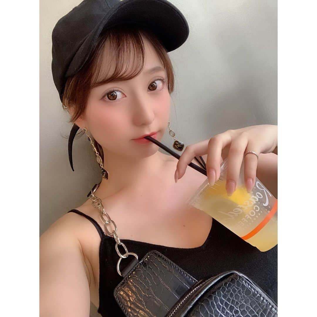 堀尾実咲のインスタグラム：「暑いのに全身黒着ちゃった熱集めてる暑い🐰🖤w」
