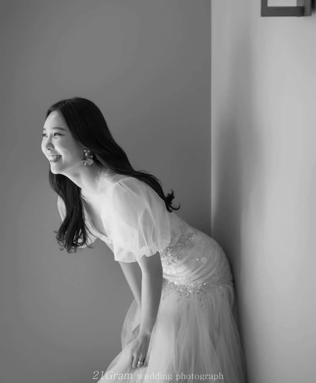 SOYOO BRIDALさんのインスタグラム写真 - (SOYOO BRIDALInstagram)「Liz Martinez by  S O Y O O B R I D A L 🔖 . . 🎞🎞 #소유브라이덜 #리즈마티네즈 #가봉스냅 #헬렌조  Photo by @21gram_official 📷  Makeup by @kimchungkyung_hairface 💄  Planning by @nikki_s_park 💫」6月17日 16時37分 - soyoobridal_official