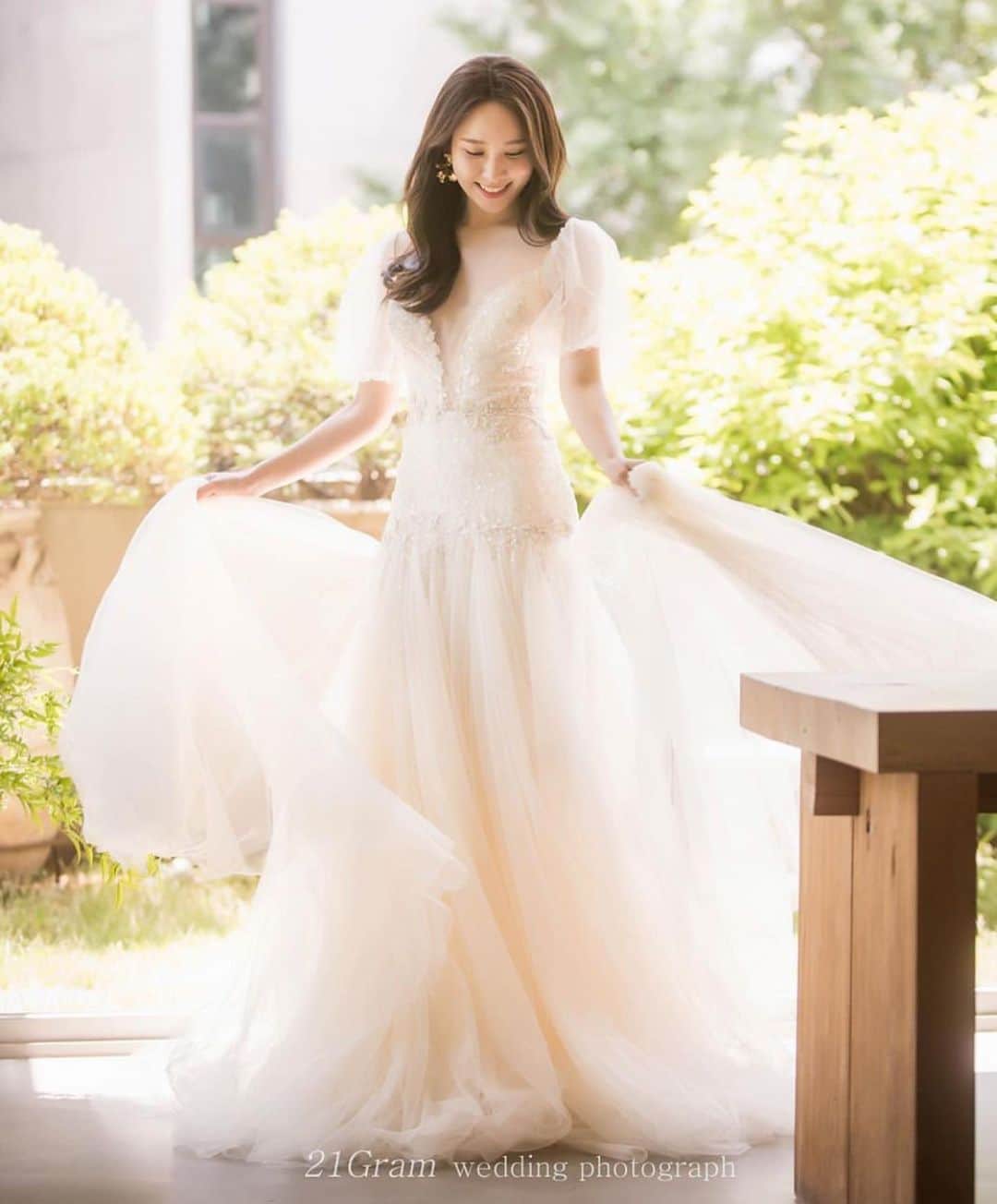 SOYOO BRIDALさんのインスタグラム写真 - (SOYOO BRIDALInstagram)「Liz Martinez by  S O Y O O B R I D A L 🔖 . . 🎞🎞 #소유브라이덜 #리즈마티네즈 #가봉스냅 #헬렌조  Photo by @21gram_official 📷  Makeup by @kimchungkyung_hairface 💄  Planning by @nikki_s_park 💫」6月17日 16時37分 - soyoobridal_official