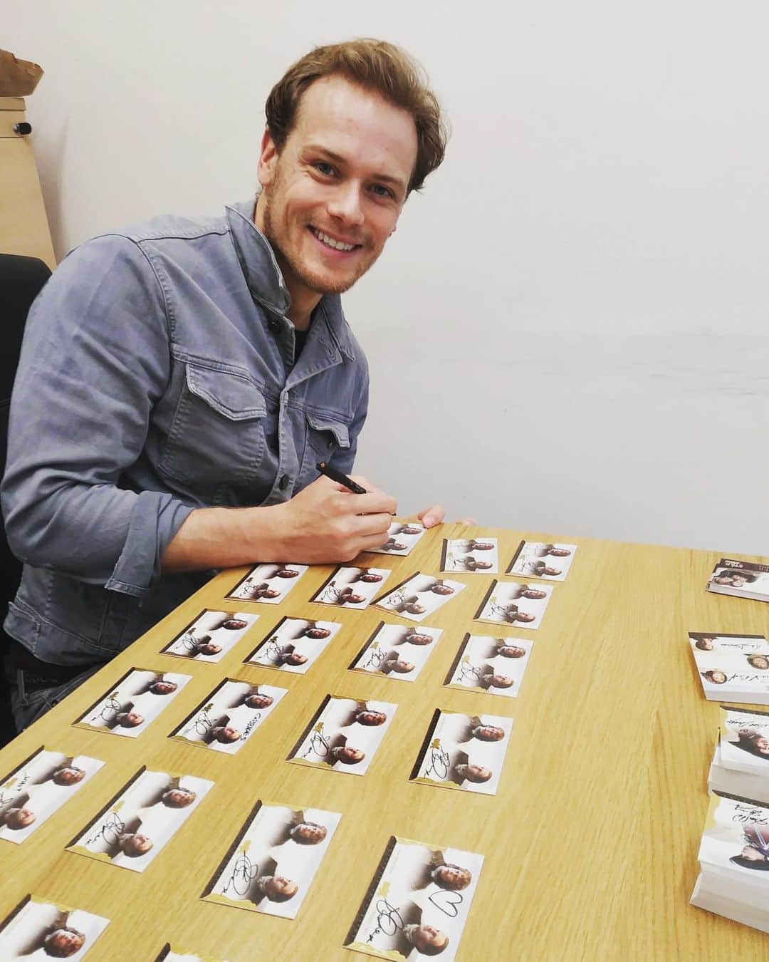 サム・ヒューアンさんのインスタグラム写真 - (サム・ヒューアンInstagram)「Signed an awesome new set of @outlander_starz @cryptozoicentertainment cards! Can’t wait for you guys to see the new design... and find a few special ones!? 😜」6月17日 16時39分 - samheughan