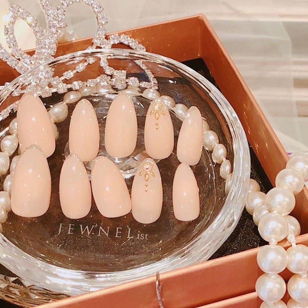 LaReineさんのインスタグラム写真 - (LaReineInstagram)「【JEWNEList】﻿ ﻿ ネイルも着替える時代へ！﻿ ﻿ アクセサリーのように何度でも﻿ 付け外しが出来るネイルウェアを﻿ 期間限定！スペシャルプライスでお届けします♫﻿ ﻿ ﻿ 詳細は下記ご覧ください﻿ ▼ ▽ ▼ ▽ ▼ ▽ ▼﻿ ﻿ ﻿ こんな方におすすめ！﻿ ＊爪が弱くてジェルネイルなど出来ない方﻿ ＊仕事柄ネイルのおしゃれが楽しめない方﻿ ＊洋服に合わせてネイルチェンジを楽しみたい方﻿ ﻿ ﻿ 簡単に付け外しが出来るので﻿ 普段ネイルが出来なくても﻿ ちょっとした日から特別な日まで﻿ 様々な日に対応できるんです(*^^*)﻿ ﻿ ﻿ 《特別販売会》﻿ ﻿ 開催場所﻿ ドレスサロンLa Reine 【ラレンヌ】﻿ 東京都港区南青山2-24-9・1F﻿ （外苑前駅より徒歩1分）﻿﻿ ﻿ 開催日時﻿ 2019年7月12日(金) 11〜16時﻿  7月13日(土) 10〜17時﻿ ※予約優先となります﻿ ﻿ 期間限定プライス﻿ ティプトワジュネル﻿ ¥22,680 → ¥20,000！！﻿ ﻿ ﻿ 魅力その①﻿ ジュネル購入の方、ドレス試着会予約﻿ レッスン参加予約の方には嬉しい特典あり！﻿ ﻿ ﻿ 魅力その②﻿ HeatyJEWNELの新色や新商品を﻿ いち早く購入できる！！﻿ ﻿ 魅力その③﻿ ご来店いただいたすべての方に﻿ 特別プレゼントあり！﻿ ﻿ ﻿ ご興味のある方は是非お越しください！！﻿ ﻿ ﻿ ﻿ #2019秋婚﻿ #2019夏婚﻿ #2019冬婚﻿ #2020春婚﻿ #2020夏婚﻿ #2020秋婚﻿ #令和婚﻿ #令和花嫁﻿ #25ans﻿ #25answedding﻿ #大人婚﻿ #大人花嫁﻿ #marry花嫁﻿ #marry花嫁図鑑﻿ #marryxoxo﻿ #maricuru﻿ #fannyレポ﻿ #ゼクシィ2019﻿ #みんなのウェディング﻿ #プラコレ﻿ #関東花嫁﻿ #ハナコレ﻿ #リゾ婚﻿ #archdays花嫁﻿ #lareine﻿ #ラレンヌ﻿ #ジュネル」6月17日 16時40分 - dresssalonlareine
