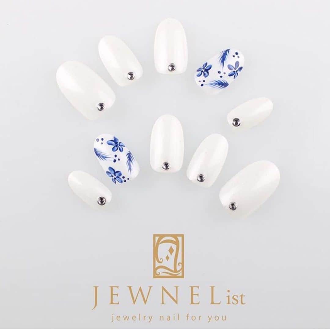 LaReineさんのインスタグラム写真 - (LaReineInstagram)「【JEWNEList】﻿ ﻿ ネイルも着替える時代へ！﻿ ﻿ アクセサリーのように何度でも﻿ 付け外しが出来るネイルウェアを﻿ 期間限定！スペシャルプライスでお届けします♫﻿ ﻿ ﻿ 詳細は下記ご覧ください﻿ ▼ ▽ ▼ ▽ ▼ ▽ ▼﻿ ﻿ ﻿ こんな方におすすめ！﻿ ＊爪が弱くてジェルネイルなど出来ない方﻿ ＊仕事柄ネイルのおしゃれが楽しめない方﻿ ＊洋服に合わせてネイルチェンジを楽しみたい方﻿ ﻿ ﻿ 簡単に付け外しが出来るので﻿ 普段ネイルが出来なくても﻿ ちょっとした日から特別な日まで﻿ 様々な日に対応できるんです(*^^*)﻿ ﻿ ﻿ 《特別販売会》﻿ ﻿ 開催場所﻿ ドレスサロンLa Reine 【ラレンヌ】﻿ 東京都港区南青山2-24-9・1F﻿ （外苑前駅より徒歩1分）﻿﻿ ﻿ 開催日時﻿ 2019年7月12日(金) 11〜16時﻿  7月13日(土) 10〜17時﻿ ※予約優先となります﻿ ﻿ 期間限定プライス﻿ ティプトワジュネル﻿ ¥22,680 → ¥20,000！！﻿ ﻿ ﻿ 魅力その①﻿ ジュネル購入の方、ドレス試着会予約﻿ レッスン参加予約の方には嬉しい特典あり！﻿ ﻿ ﻿ 魅力その②﻿ HeatyJEWNELの新色や新商品を﻿ いち早く購入できる！！﻿ ﻿ 魅力その③﻿ ご来店いただいたすべての方に﻿ 特別プレゼントあり！﻿ ﻿ ﻿ ご興味のある方は是非お越しください！！﻿ ﻿ ﻿ ﻿ #2019秋婚﻿ #2019夏婚﻿ #2019冬婚﻿ #2020春婚﻿ #2020夏婚﻿ #2020秋婚﻿ #令和婚﻿ #令和花嫁﻿ #25ans﻿ #25answedding﻿ #大人婚﻿ #大人花嫁﻿ #marry花嫁﻿ #marry花嫁図鑑﻿ #marryxoxo﻿ #maricuru﻿ #fannyレポ﻿ #ゼクシィ2019﻿ #みんなのウェディング﻿ #プラコレ﻿ #関東花嫁﻿ #ハナコレ﻿ #リゾ婚﻿ #archdays花嫁﻿ #lareine﻿ #ラレンヌ﻿ #ジュネル」6月17日 16時40分 - dresssalonlareine