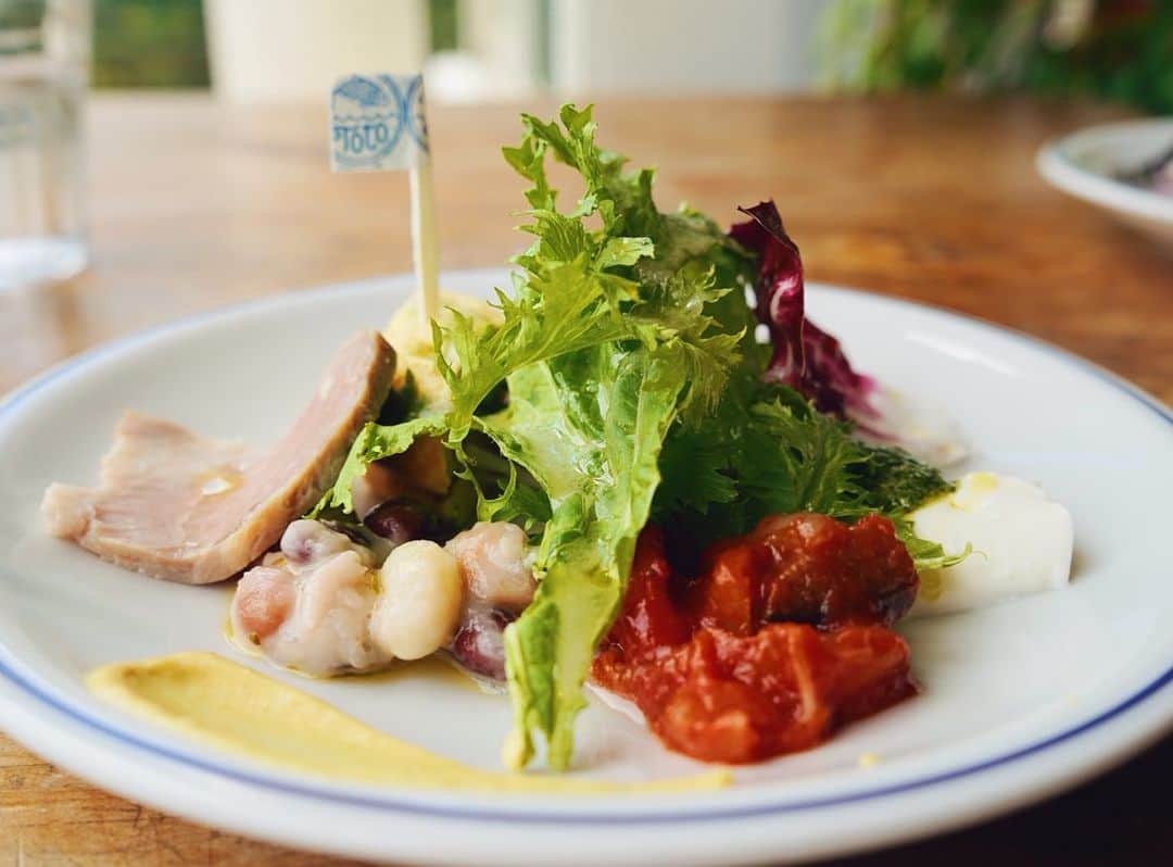 TaVisionさんのインスタグラム写真 - (TaVisionInstagram)「次に向かったのはお昼ご飯を食べに﻿ #松島イタリアンtoto へ！﻿ ﻿ お店名前の Toto は、映画「ニューシネマパラダイス」の主人公、サルバトーレ少年の愛称からとってるんだって！﻿ ﻿ 松島海岸駅前広場を、映画の舞台となった南イタリアにある小さな村の広場に見立て、お店をつくったみたい！﻿ そう言われると映画みたくなりますよね☺️﻿ ﻿ 建物は３階建てで、１、２階は普通に食事で使えて、３階はパーティーなどで使えるフロアになっていました。﻿ 店内はおしゃれで気分が明るくなる感じ！﻿ ﻿ ﻿ 今回私が注文したのは、🐟﻿ ・名物！山盛り魚介のペスカトーレ﻿ ・窯焼きマルゲリータ﻿ ﻿ ペスカトーレは魚介がこれでもかってくらいはいってて魚介の出汁もでててすごく美味しかったですよー！ペロってたべられちゃった😋﻿ ﻿ ﻿ 皆さんも松島に来たら是非来てみて下さいっ！﻿ ﻿ ⭐️松島イタリアン Toto﻿ ﻿﻿ ーーーーーーーーーー﻿﻿ 住所▷宮城県宮城郡松島町松島字浪打浜10﻿ ﻿ 電話番号▷022-355-853﻿ ﻿﻿ 営業時間▷月～日、祝日、﻿ 祝前日: 11:00～14:59 ﻿ （料理L.O. 14:59 ドリンクL.O. 14:59）. ﻿  15:00～21:00 ﻿ （料理L.O. 20:00 ドリンクL.O. 20:30）﻿ ーーーーーーーーーー﻿﻿ ﻿﻿ #TaVision #一人旅 #宮城一人旅 #宮城旅行 #ゆうこす #菅本裕子 #仙台 #松島 #女子旅 #旅行好きな人と繋がりたい #旅したくなるフォト #旅好きな人と繋がりたい #旅女子 #旅好き女子 #旅女 #1人旅 #松島イタリアンtoto #松島イタリアントト #松島 #イタリアン #松島海岸駅前﻿ ﻿ ﻿ ﻿」6月17日 16時42分 - tavision.tv