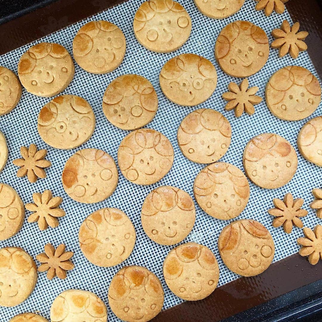 ai ˖◛⁺⑅♡さんのインスタグラム写真 - (ai ˖◛⁺⑅♡Instagram)「2019.6.17 ・ ⚫︎ #卵乳製品不使用 クッキー ・ バターを使わない メープルシロップ香る ポリポリサクッのクッキー。 ・ 髪の毛には豆乳を塗って、 ちょっぴり焼き色を付けました。 ・ アレルギーっ子も そうじゃない子も おいしく楽しく食べられる クッキーを。 ・ ・ #wp_deli_japan#igersjp#フーディーテーブル#卵不使用#デコレーションケーキ#アレルギー対応#クッキー#顔クッキー#cookies#homemade#sweets#locari#cotta#おうちごはんlover#macaroni#マカロニメイト#おいしい初夏研究会#手作りおやつ#手作りスイーツ#手作りクッキー#cupcakeproject#thebakefeed」6月17日 16時53分 - aimihika