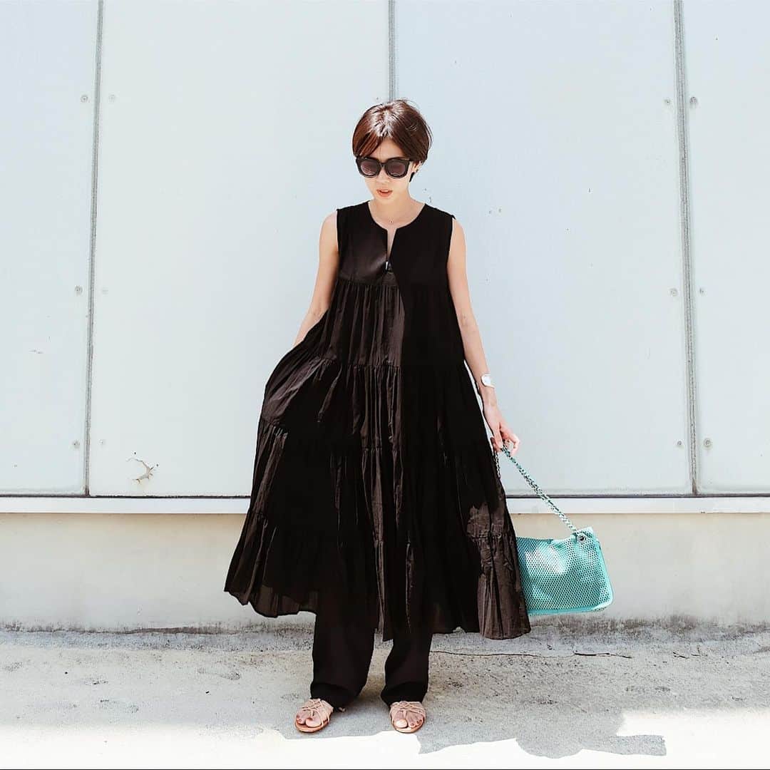のインスタグラム：「🖤🖤🖤 * 夏のブラックドレス大好き！ * 今週、webにようやく入荷するキーネックティアードOPにレッグパンツをレイヤード！ * 今日は夏みたいだからこんな格好が丁度いい👌 * 個人的には久しぶりにCHANELが気分♡ * #masaco服  #MACHATT」