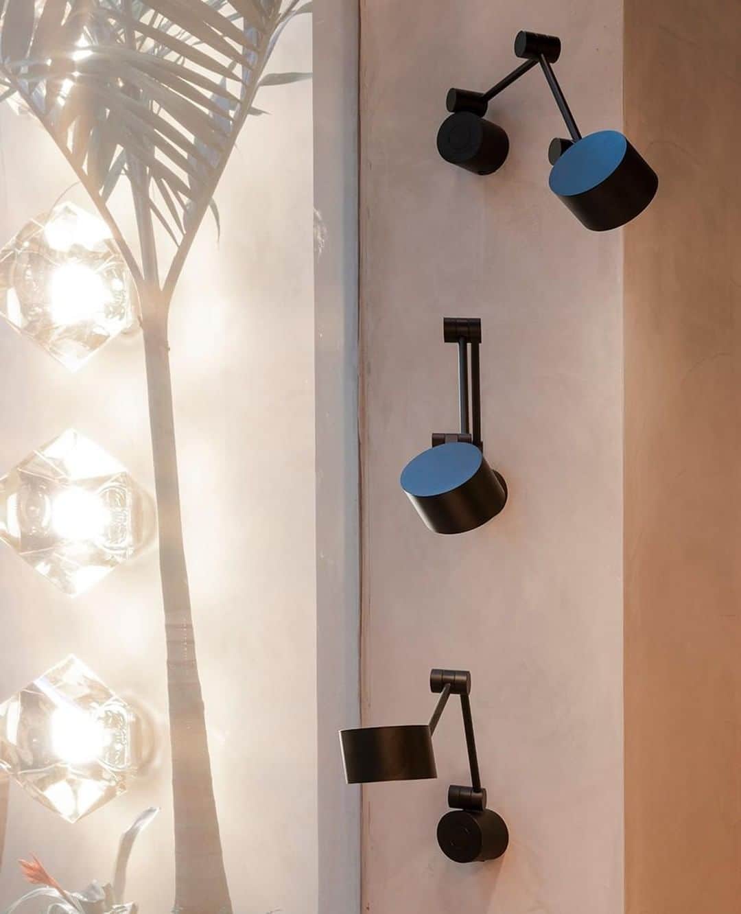 トム ディクソンさんのインスタグラム写真 - (トム ディクソンInstagram)「BOOM wall lights on the wall of @themanzoni office.⠀ ⠀⠀ #tomdixon #tomdixonBOOM #design #interior #lighting #interiordesign #furniture #milandesignweek #home #inspiration #tomdixoninteriors #salonedelmobile #milan #themanzoni @artflowersgallery」6月17日 22時25分 - tomdixonstudio