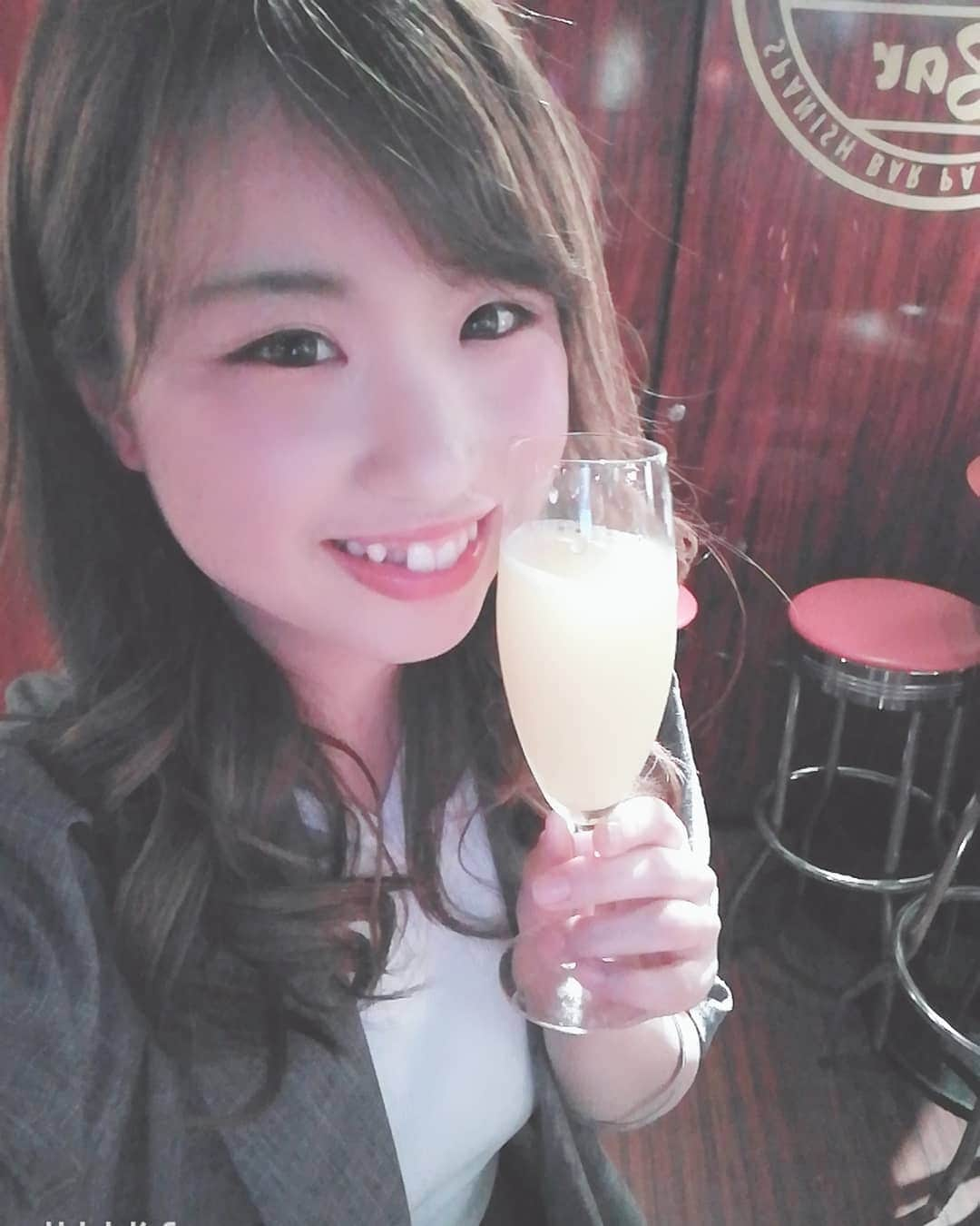 鈴木美南海さんのインスタグラム写真 - (鈴木美南海Instagram)「友達と飲み🍻 ミモザ飲んだ💕 美味しかった😊 だけど、一杯でフラフラ😵💫笑 . #鈴木美南海 #女優 #女優志望 #女優の卵 #役者 #芸能事務所 #newgatetokyo #所属 #22歳 #20代 #夢 #飲み #呑み #🍻 #ミモザ #フラフラ #お酒 #カクテル #お酒弱い組 #友達」6月17日 22時25分 - u_minami_official