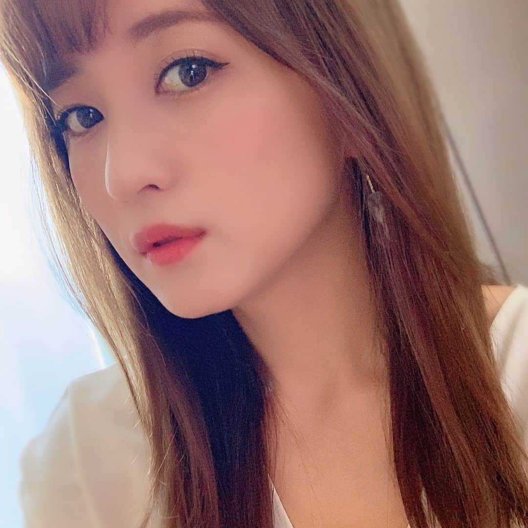 小松彩夏さんのインスタグラム写真 - (小松彩夏Instagram)「梅雨ジメジメでお肌もべたつきやすいこの時期。﻿﻿ ﻿ 以前から気になっていたポール＆ジョー ボーテ( @paulandjoe_beaute )の化粧下地「ポール&ジョー プロテクティング ファンデーション プライマーS」の02を使い始めました★﻿﻿ ﻿﻿ UVカットもしてくれるのに乾燥せず、しっかりうるおいます♡だけど軽やかな付け心地♪﻿﻿ ﻿﻿ なのに毛穴もしっかりカバーしてくれます。﻿﻿ ﻿﻿ これを使うとべたつきもなく、サラサラが続きます！！﻿﻿ ﻿﻿ これからの季節はヘビロテ決定！！﻿﻿ おすすめだよ♡﻿﻿ ﻿﻿ また夏に向けてのお気に入りのコスメ紹介しまーす！！﻿﻿ ﻿﻿ #ポールアンドジョー #ポルジョ#化粧下地 #デパコス #ベースメイク #ポルジョ夏プライマー #ツヤ肌 #PR #コスメ #cosme #メイク #make #化粧 #夏コスメ #お気に入り #UVカット #日焼け止め」6月17日 22時18分 - official_ayaka_502