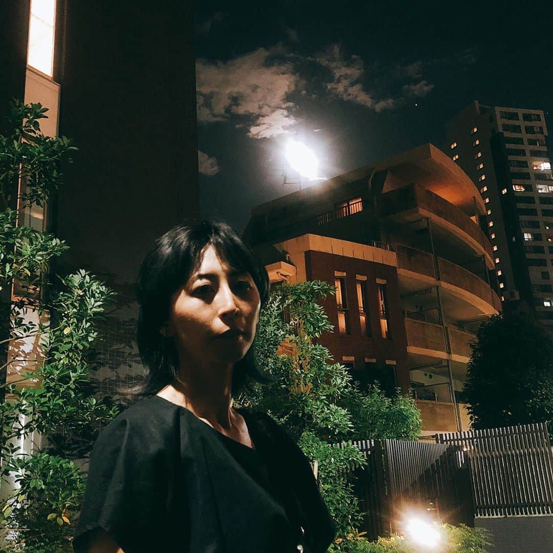 柳下毅一郎さんのインスタグラム写真 - (柳下毅一郎Instagram)「月下美人 Full moon on 17th June 2019 #fullmoon #moon #mooncake」6月17日 22時22分 - garth_y