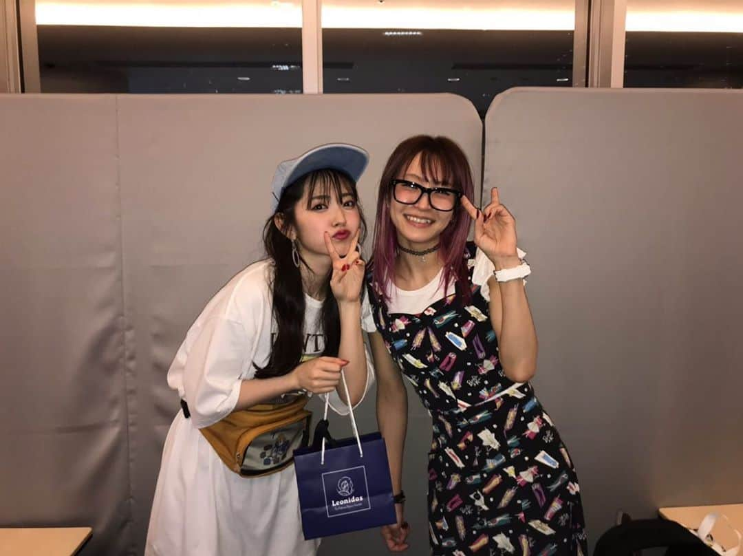 鈴木愛理さんのインスタグラム写真 - (鈴木愛理Instagram)「✴︎ 昨日は、憧れて止まない、LiSAさん ( @xlisa_olivex )&高校の同級生でFlowerの重留真波ちゃま (@shigetome.manami.official )も来てくれてました💗 . °C-ute時代の対バンライブがとても昔のように感じます。。。ソロシンガーとしての迫力と説得力、そしてなによりステージから放つオーラの強さに圧倒されまくるLiSAさんが見にきてくださって、感無量です、、、これからもたくさん勉強させていただきます！ . そして、まなみもありがとう❣️同級生に見てもらうとなんだか照れくさいけど、違う現場でお互い輝き続けられるようにがんばろうなぁぁ😭💗 . . #ecp_tour  #LiSA さん #重留真波  #Flower」6月17日 22時22分 - airisuzuki_official_uf