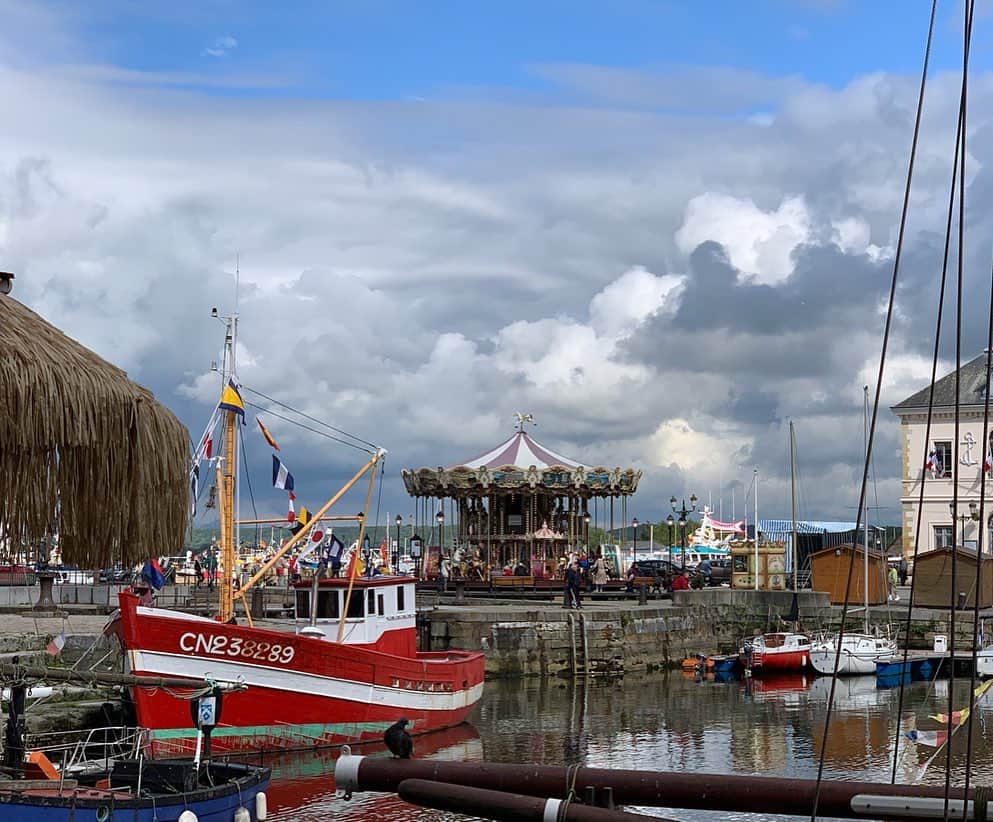 ボニー・モーガンのインスタグラム：「On our way back we stopped in a little French coastal town called Honfleur...WOW!! #honfleur #adventuresofbonanddad #adventuresofbendybonnie #roadtrip #piratebonbon #carousel  #merci #shenanigans #bendybonnie」