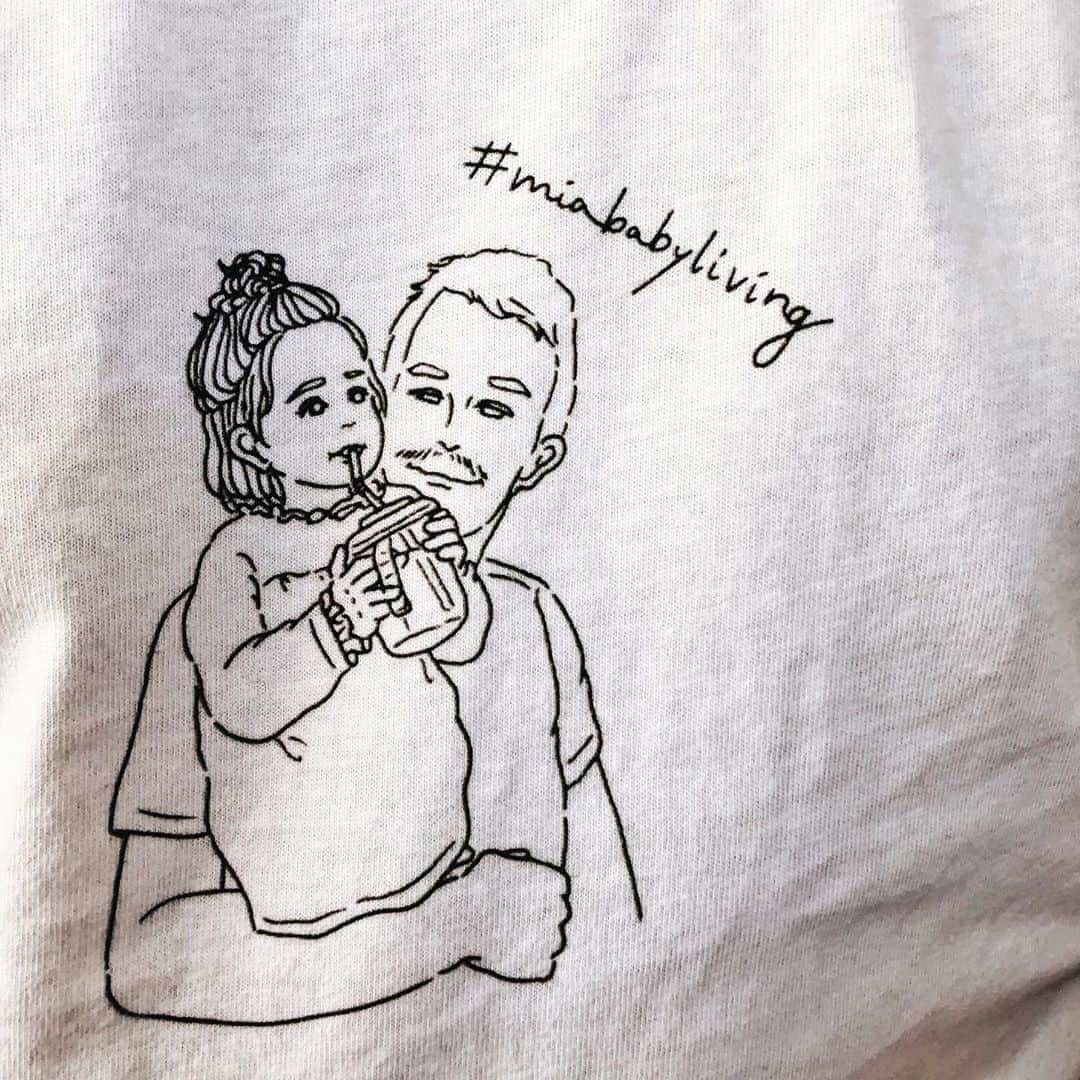 大橋菜央さんのインスタグラム写真 - (大橋菜央Instagram)「Pair T-shirt for the Father’s day♡ Thank you @iina.gram for the nice paint✨ . . . 父の日プレゼントのお揃いのTシャツは パパとMiaのイラスト😁❣️ . Miaもお揃いなのが分かるらしく Tシャツを指差して”パパ”と嬉しそうでした🙌 . . . @sera_sunagawa ちゃんを通じて知ったご縁に感謝ー💓 . . . #お揃いのtシャツ #父娘コーデ #リンクコーデ #似顔絵 #父の日2019 #父の日 #fathersday #ASOBono! #東京ドームシティ #生後16ヶ月 #1歳4ヶ月 #たれ眉 #miababyliving」6月17日 16時54分 - naoliving