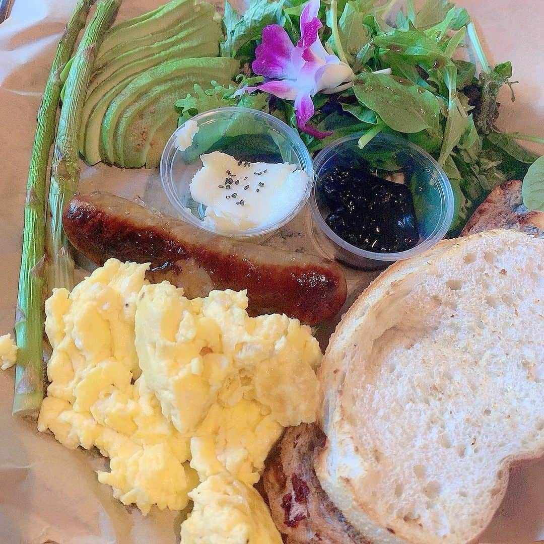 北村真姫さんのインスタグラム写真 - (北村真姫Instagram)「「朝食🍴」﻿ ﻿ ﻿ Hawaiiの二日目に食べたbreakfast🌞﻿ ロイアルハワイアンセンターの﻿ 3階にあるんだけど﻿ 朝からすごい並んでて人気店💗💗﻿ ﻿ 色々選べるよ！美味しかった😋⭐️﻿ ﻿ 今日やっとHawaiiの片付け終わった！﻿ Hawaii帰宅後そのまま静岡帰ってたから﻿ いま落ち着いた感じ〜〜♬︎♡﻿ ﻿ ﻿ #Hawaii #ハワイ #朝食 #breakfast #美味しい #人気店 #静岡 #エスパルス #試合 #試合観戦 #サッカー観戦 #サッカー女子 #まきてぃ #北村真姫」6月17日 16時56分 - kitamura__maki