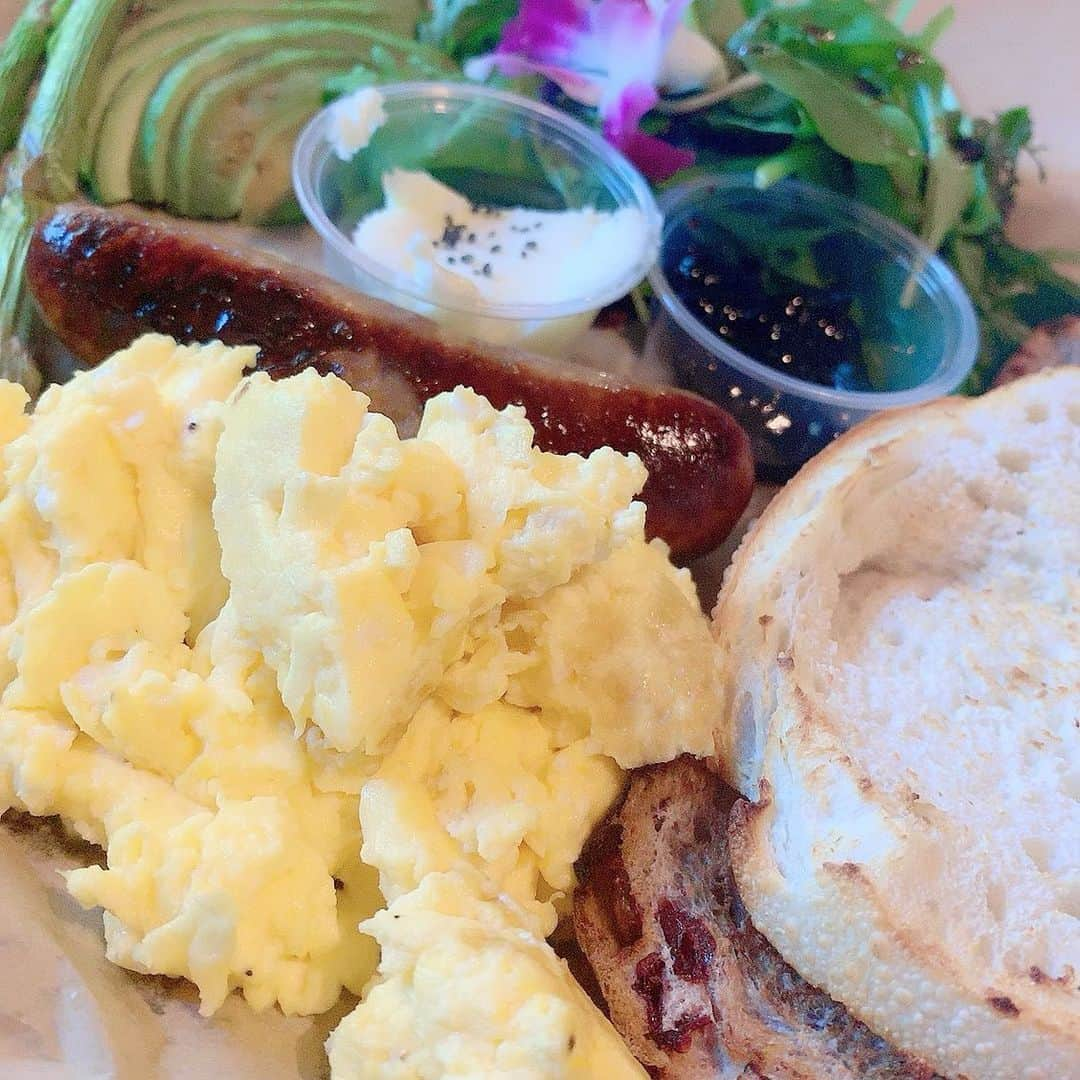 北村真姫さんのインスタグラム写真 - (北村真姫Instagram)「「朝食🍴」﻿ ﻿ ﻿ Hawaiiの二日目に食べたbreakfast🌞﻿ ロイアルハワイアンセンターの﻿ 3階にあるんだけど﻿ 朝からすごい並んでて人気店💗💗﻿ ﻿ 色々選べるよ！美味しかった😋⭐️﻿ ﻿ 今日やっとHawaiiの片付け終わった！﻿ Hawaii帰宅後そのまま静岡帰ってたから﻿ いま落ち着いた感じ〜〜♬︎♡﻿ ﻿ ﻿ #Hawaii #ハワイ #朝食 #breakfast #美味しい #人気店 #静岡 #エスパルス #試合 #試合観戦 #サッカー観戦 #サッカー女子 #まきてぃ #北村真姫」6月17日 16時56分 - kitamura__maki