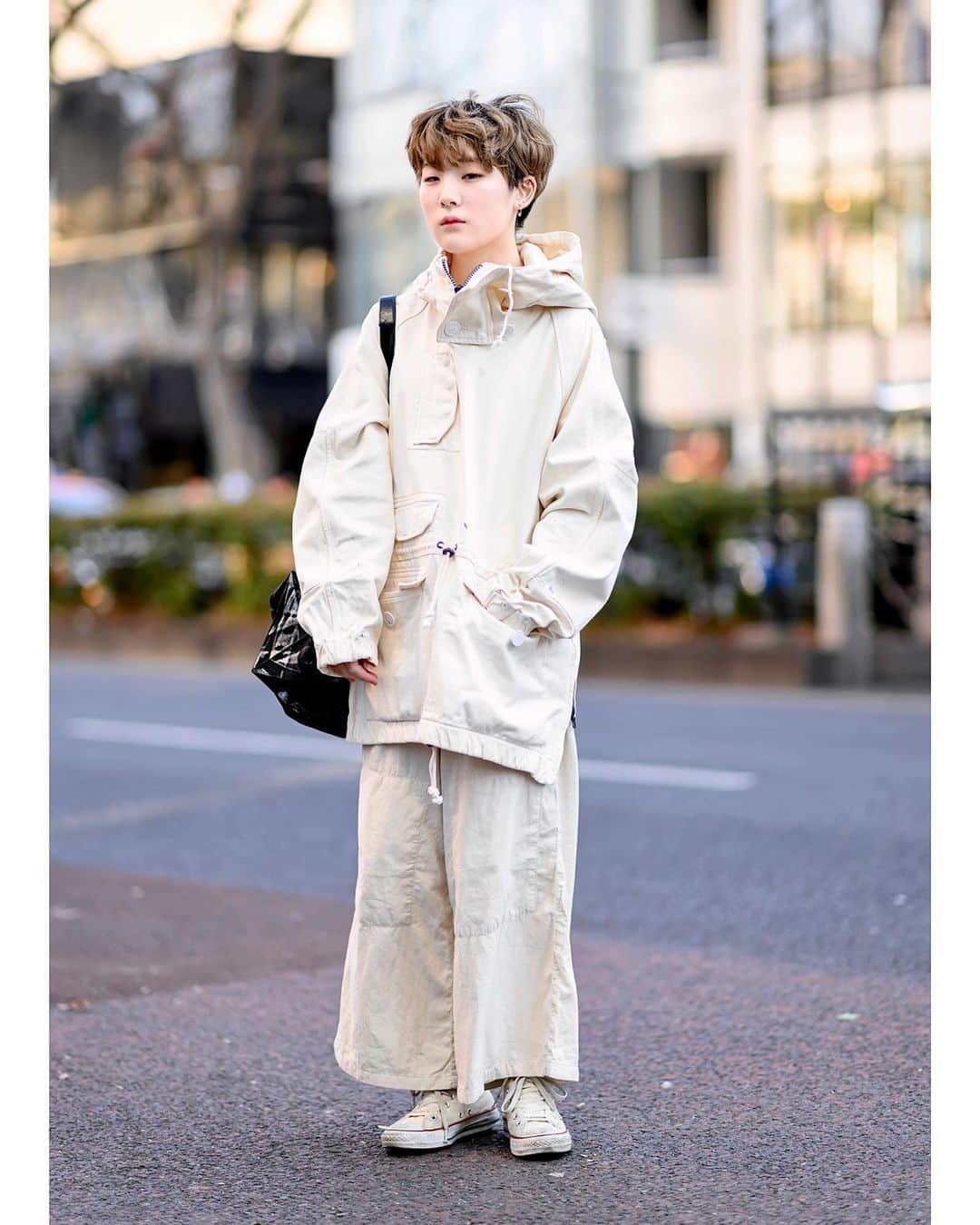 Harajuku Japanさんのインスタグラム写真 - (Harajuku JapanInstagram)「19-year-old beauty student Mai (@_oi_mai) on the street in Harajuku. She’s wearing a minimalist monochrome style with a hooded Tomorrowland jacket, Maison Margiela pants, an Issey Miyake origami bag, and Converse sneakers. Swipe left to see how the Issey Miyake origami bags fold down!」6月17日 17時11分 - tokyofashion