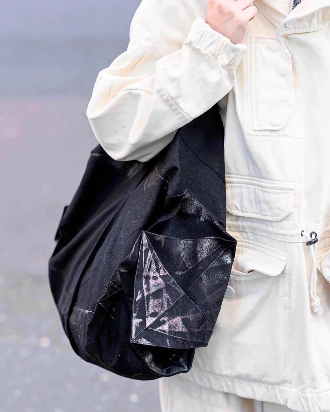 Harajuku Japanさんのインスタグラム写真 - (Harajuku JapanInstagram)「19-year-old beauty student Mai (@_oi_mai) on the street in Harajuku. She’s wearing a minimalist monochrome style with a hooded Tomorrowland jacket, Maison Margiela pants, an Issey Miyake origami bag, and Converse sneakers. Swipe left to see how the Issey Miyake origami bags fold down!」6月17日 17時11分 - tokyofashion
