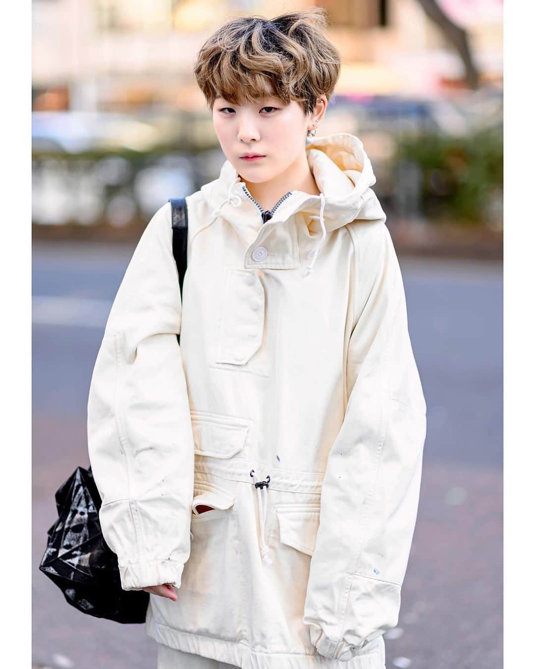 Harajuku Japanさんのインスタグラム写真 - (Harajuku JapanInstagram)「19-year-old beauty student Mai (@_oi_mai) on the street in Harajuku. She’s wearing a minimalist monochrome style with a hooded Tomorrowland jacket, Maison Margiela pants, an Issey Miyake origami bag, and Converse sneakers. Swipe left to see how the Issey Miyake origami bags fold down!」6月17日 17時11分 - tokyofashion