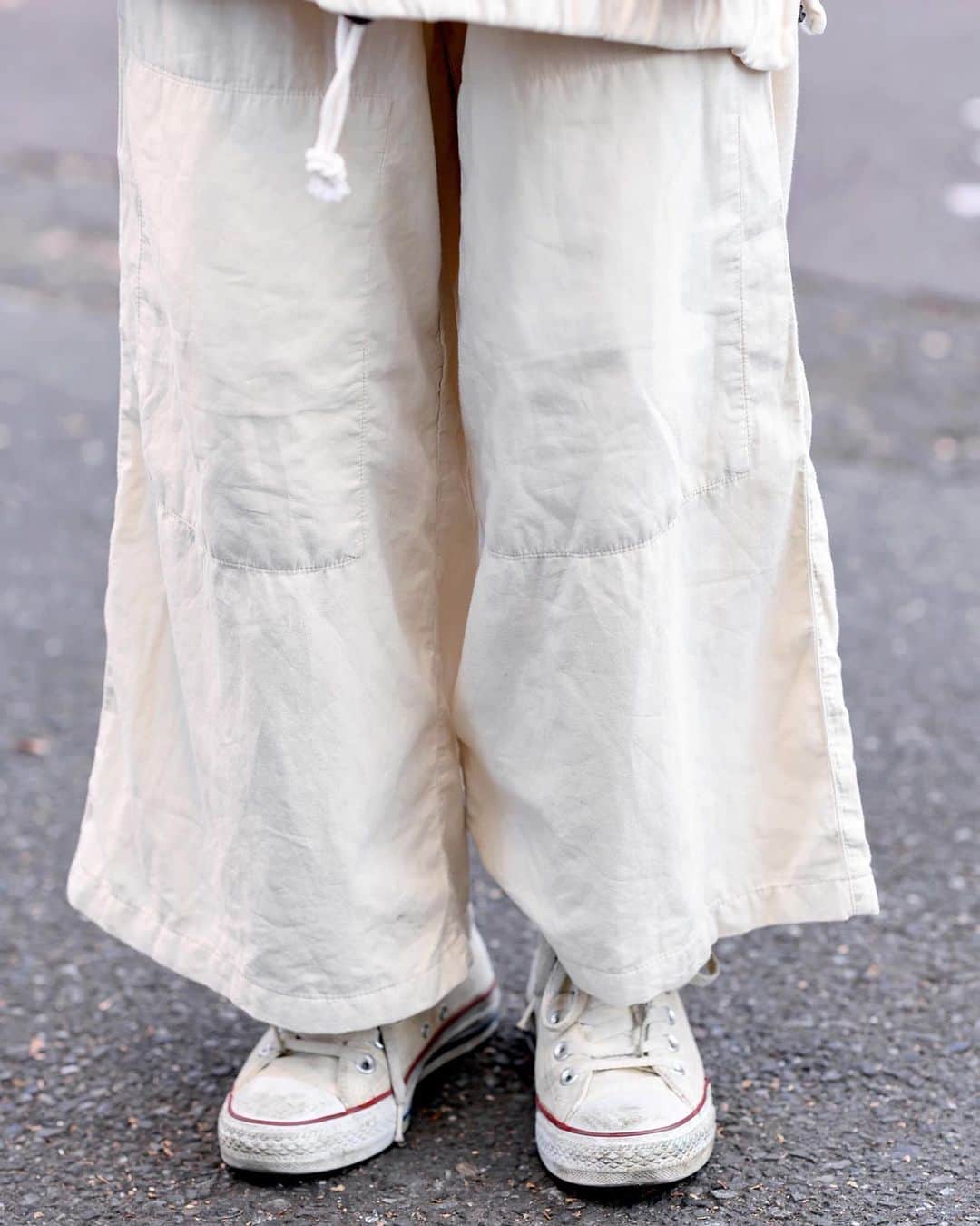 Harajuku Japanさんのインスタグラム写真 - (Harajuku JapanInstagram)「19-year-old beauty student Mai (@_oi_mai) on the street in Harajuku. She’s wearing a minimalist monochrome style with a hooded Tomorrowland jacket, Maison Margiela pants, an Issey Miyake origami bag, and Converse sneakers. Swipe left to see how the Issey Miyake origami bags fold down!」6月17日 17時11分 - tokyofashion