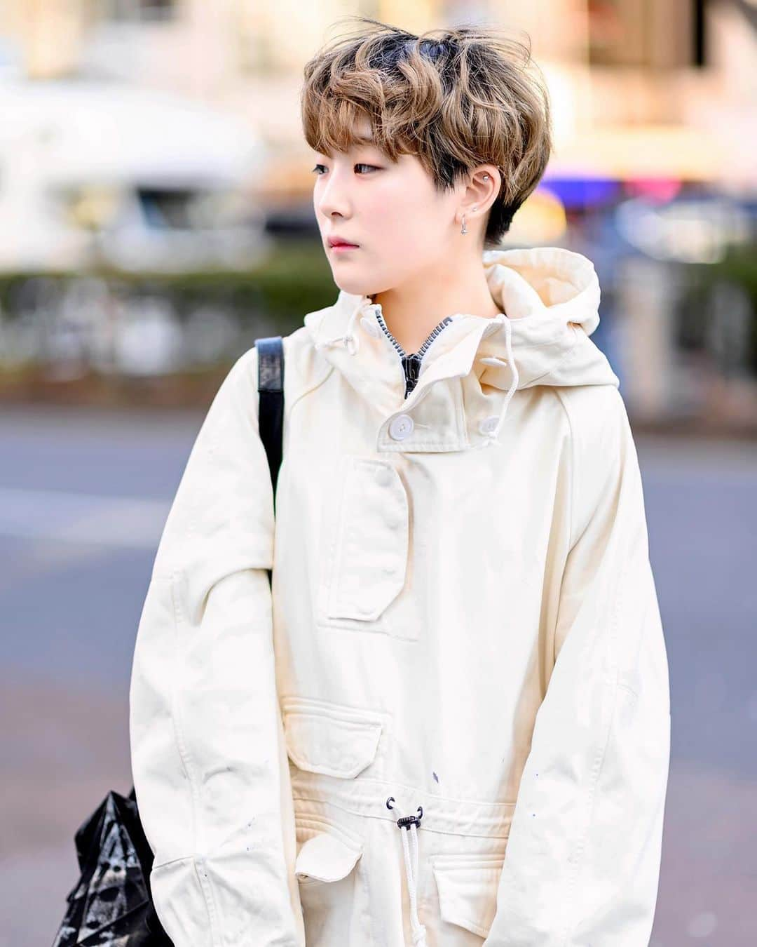 Harajuku Japanさんのインスタグラム写真 - (Harajuku JapanInstagram)「19-year-old beauty student Mai (@_oi_mai) on the street in Harajuku. She’s wearing a minimalist monochrome style with a hooded Tomorrowland jacket, Maison Margiela pants, an Issey Miyake origami bag, and Converse sneakers. Swipe left to see how the Issey Miyake origami bags fold down!」6月17日 17時11分 - tokyofashion