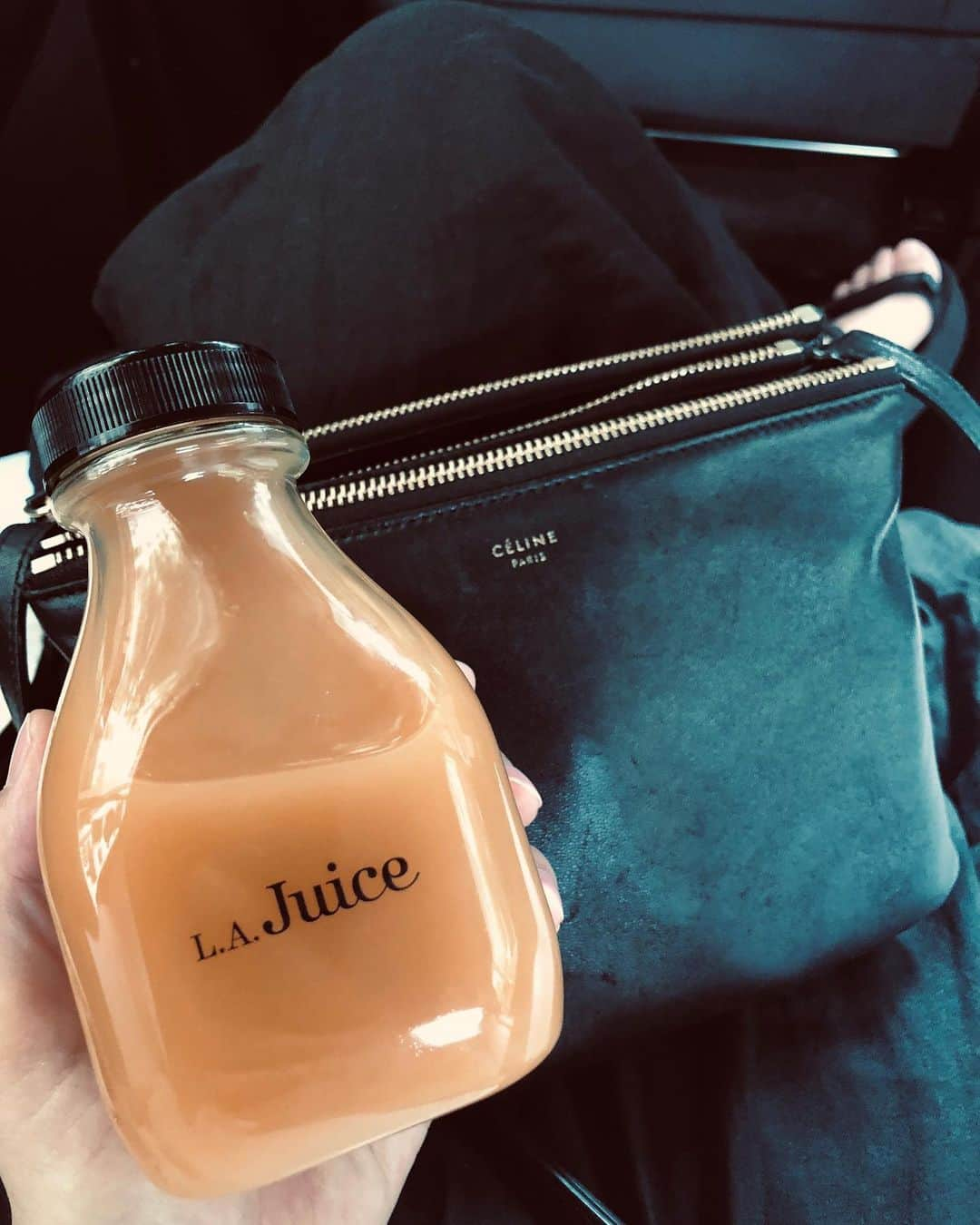 柏木亜季子さんのインスタグラム写真 - (柏木亜季子Instagram)「. 風邪に良い全力生姜 @l.a.juicejapan  しかしトリオ1年足らずでボロボロに。 なんかいいケアの方法ないのかしら。 やっぱ私みたいなガサツな人間は ラムスキンあきませんな。 #celinebag」6月17日 17時03分 - a_k_i824