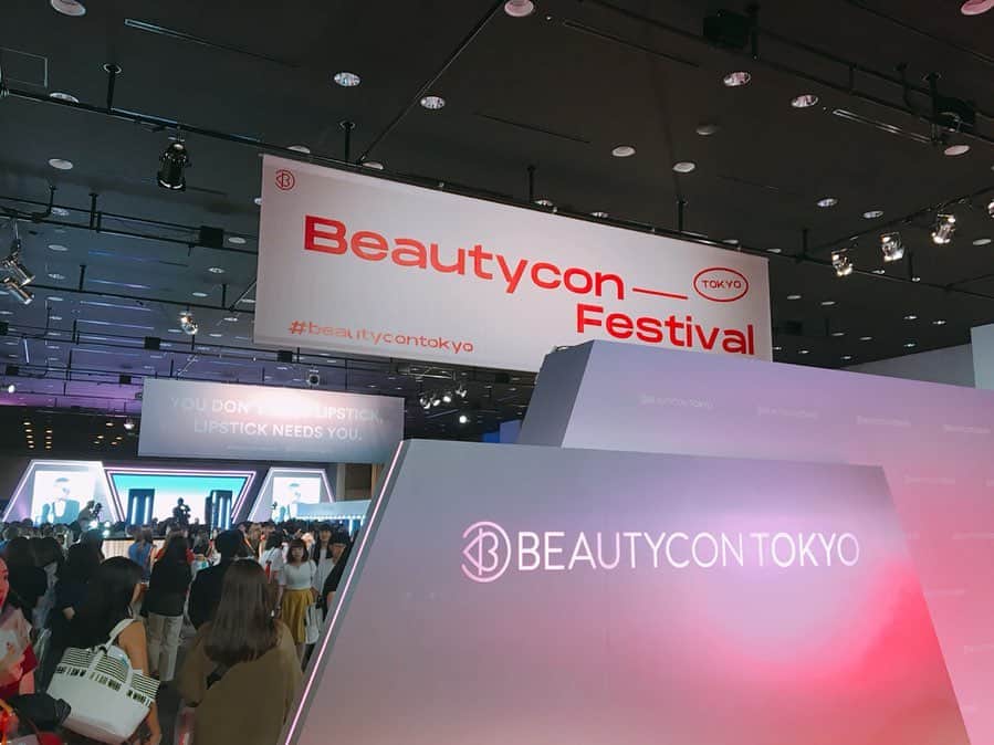渡辺由布子さんのインスタグラム写真 - (渡辺由布子Instagram)「💙💜💗 ・ LA発の世界最大級のビューティーフェスティバル#BEAUTYCON @beautycon が#日本初上陸！ “PLANET”をコンセプトとして、日本を起点とした世界のビューティートレンドに触れることができる参加型イベント。  私が愛用する#MOROCCANOIL @moroccanoil_jp のブースも出展していてスタイリング体験しました。 手持ちのオイルに合わせて、#ルミノーサヘアスプレー の使い方をせっかく伝授していただいたので、この夏こそは帽子で誤魔化すのはやめようかな😅 (なんだか#globe のPVにありそうな1枚目の写真) ・  #ビューティーコン  #ネオン  #beautycontokyo  #PR」6月17日 17時06分 - watanabe_yuko