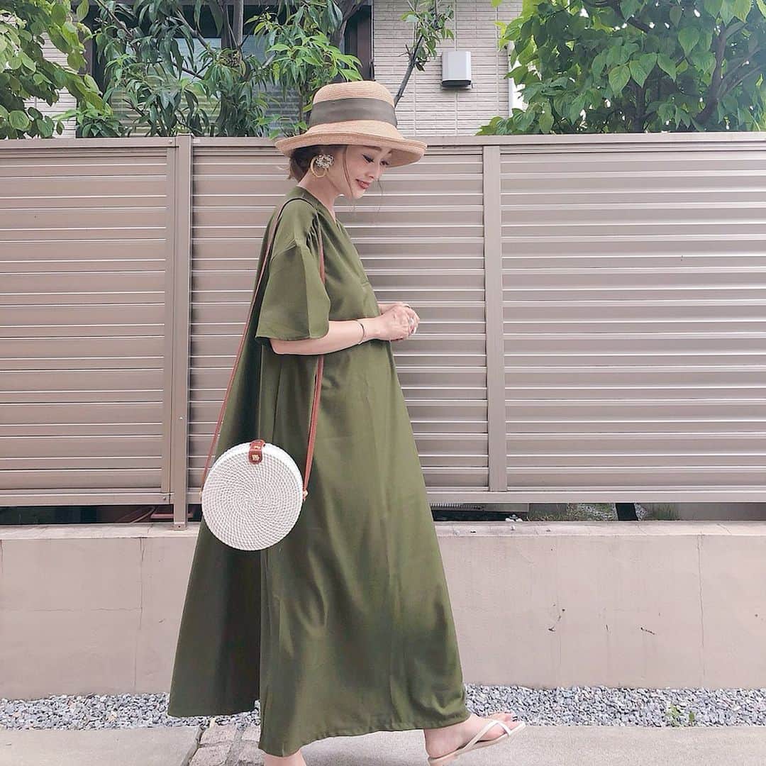 Kikuno Sayumiさんのインスタグラム写真 - (Kikuno SayumiInstagram)「〻green onepiece〻 ・ ・ ・ @rico_select の#グリーンワンピース 𓍼 ・ こういうグリーンてあんまり着なかったけどオシャレ感出る✧* ・ 最近グリーン好き💚あんまり色物着ない人でもこのグリーンなら落ち着いた色だから着やすいと思う🙆‍♀️オススメ◎ ・ 1枚でサラッと着られて楽ちん♡♡最近こういうコーデ多いな〜☺︎ ・ ワンピは本日21時から発売だよ！ ・ ・ 合わせたのは @dodge_joyfultokyo の帽子👒 𓂃 ・ カーキのリボンと丸っこい形がめちゃくちゃ可愛い。 ・ 丸めて携帯できるし、調整できるから風にも吹き飛ばされなくて実用性もあって◎ ・ ・ ・ onepiece▶ @rico_select bag▶ @shes_closet sandal▶ @a_trend_ld pierce▶ @m.noripeee hat▶ @dodge_joyfultokyo ・ ・ ・  #カジュアル#패션스타그램#옷스타그램#오오티디#fashion#ママ#ママコーデ#プチプラコーデ#大人カジュアル#シンプルコーデ#大人可愛い#ジユジョ#マタニティコーデ #ぷんにー#ママリ#ママリファッション#ユニジョ#mamagirl#shes_closet#妊娠8ヶ月#locari#麦わら帽子#lucrajp」6月17日 17時08分 - sayumikikuno