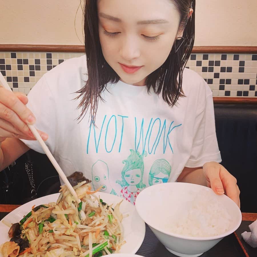 安達祐実さんのインスタグラム写真 - (安達祐実Instagram)「♡♡♡ #notwonk の #Ｔシャツ着て #近所の中華屋さんへ #美味しい」6月17日 17時08分 - _yumi_adachi