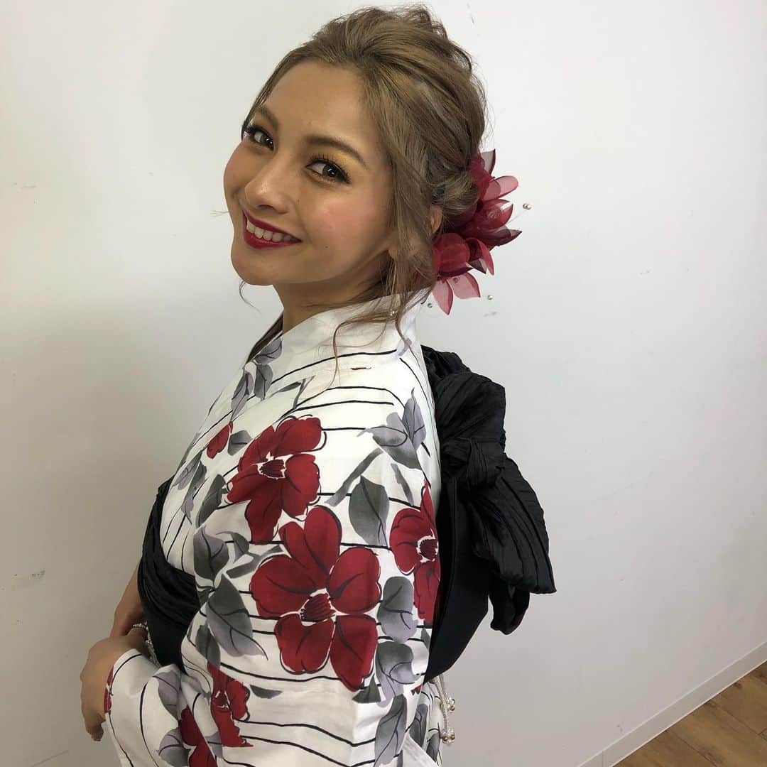 ゆきぽよさんのインスタグラム写真 ゆきぽよinstagram 夏祭りに向けて浴衣get 今年の浴衣迷ってる子は是非 Grlさんの浴衣をチェックしてね 浴衣 下駄 帯 うちわの4点セット で3999円 税抜 です 激安すぎ 種類豊富